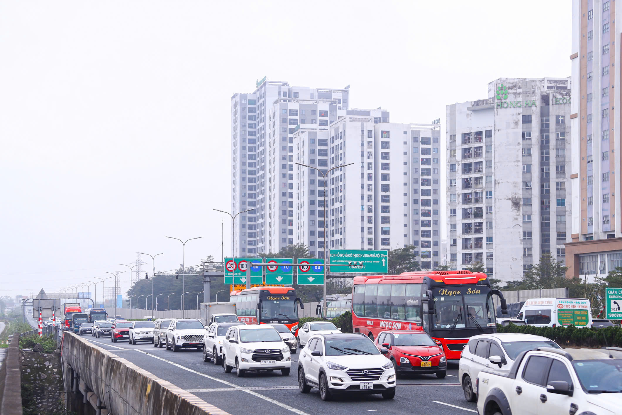 D&ograve;ng người đội mưa trở lại H&agrave; Nội, cửa ng&otilde; Thủ đ&ocirc; đ&ocirc;ng nghẹt chiều cuối nghỉ Tết- Ảnh 7.