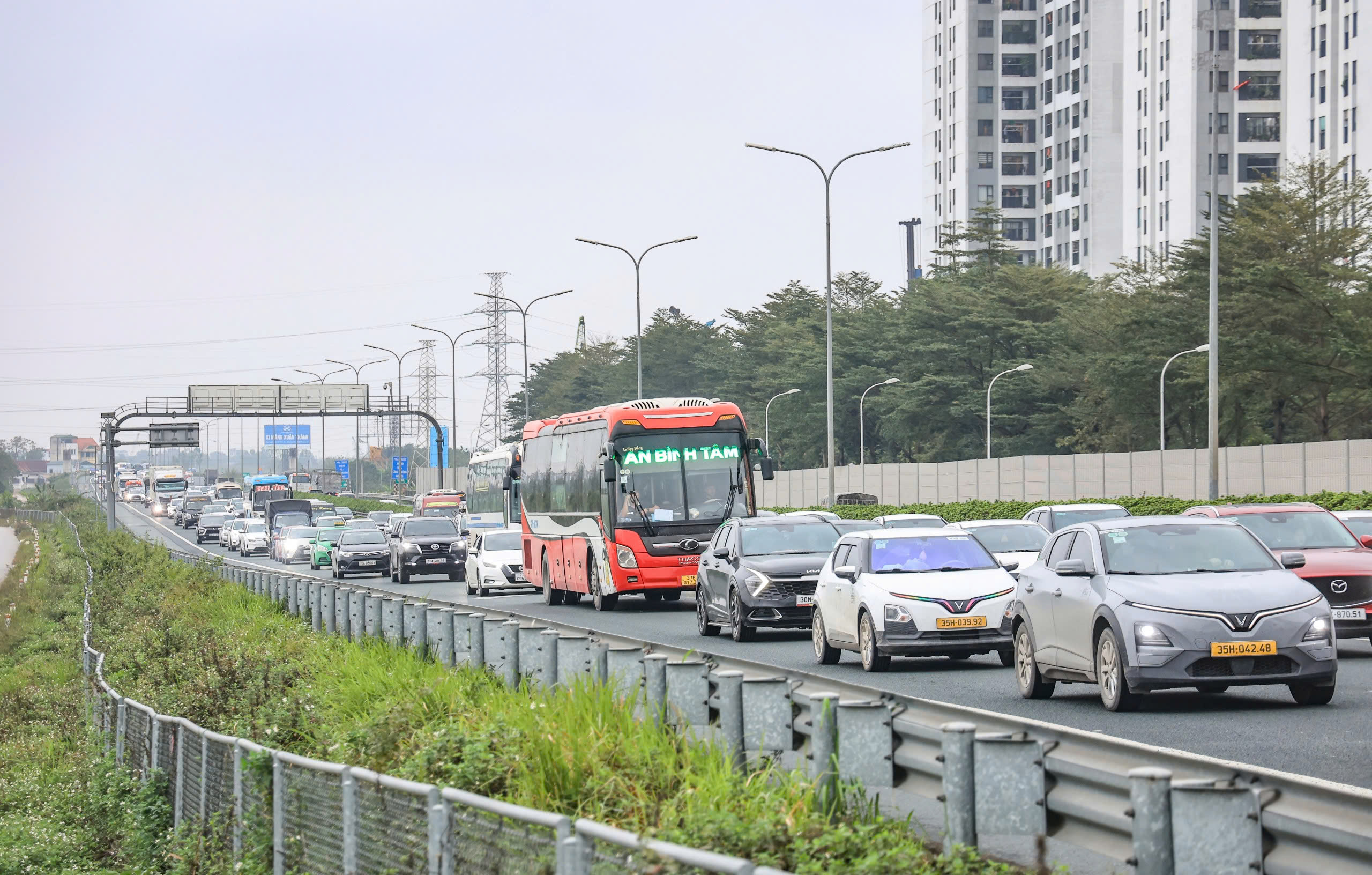 D&ograve;ng người đội mưa trở lại H&agrave; Nội, cửa ng&otilde; Thủ đ&ocirc; đ&ocirc;ng nghẹt chiều cuối nghỉ Tết- Ảnh 3.