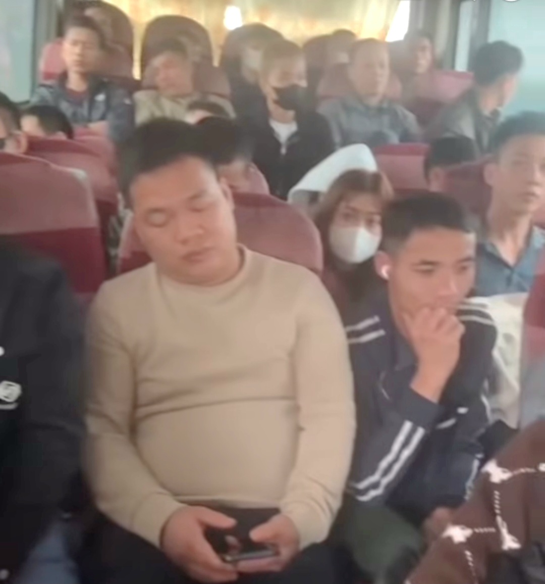 Xe kh&aacute;ch chở qu&aacute; 10 người tại Bắc Ninh bị phạt 70 triệu đồng- Ảnh 1.