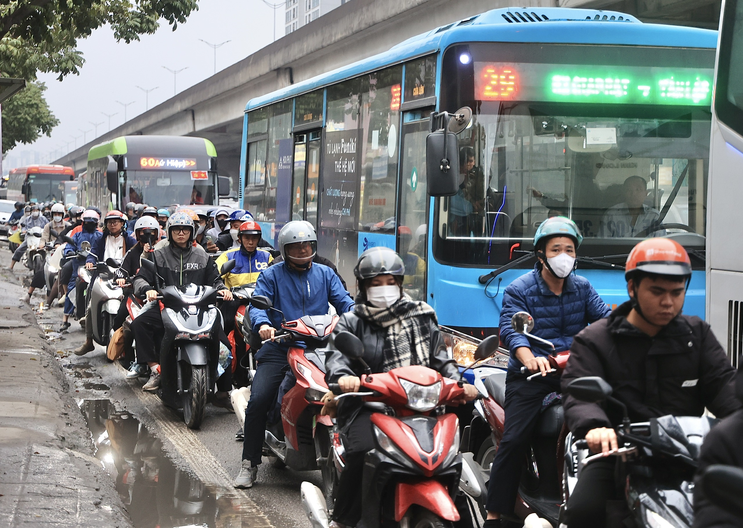 D&ograve;ng người đội mưa trở lại H&agrave; Nội, cửa ng&otilde; Thủ đ&ocirc; đ&ocirc;ng nghẹt chiều cuối nghỉ Tết- Ảnh 16.