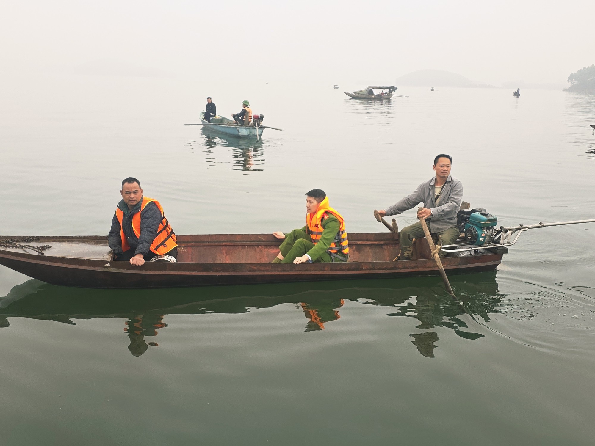 Giữa đ&ecirc;m, người chăn nu&ocirc;i ở hồ Th&aacute;c B&agrave; lao m&igrave;nh cứu 6 người tho&aacute;t nạn- Ảnh 2.