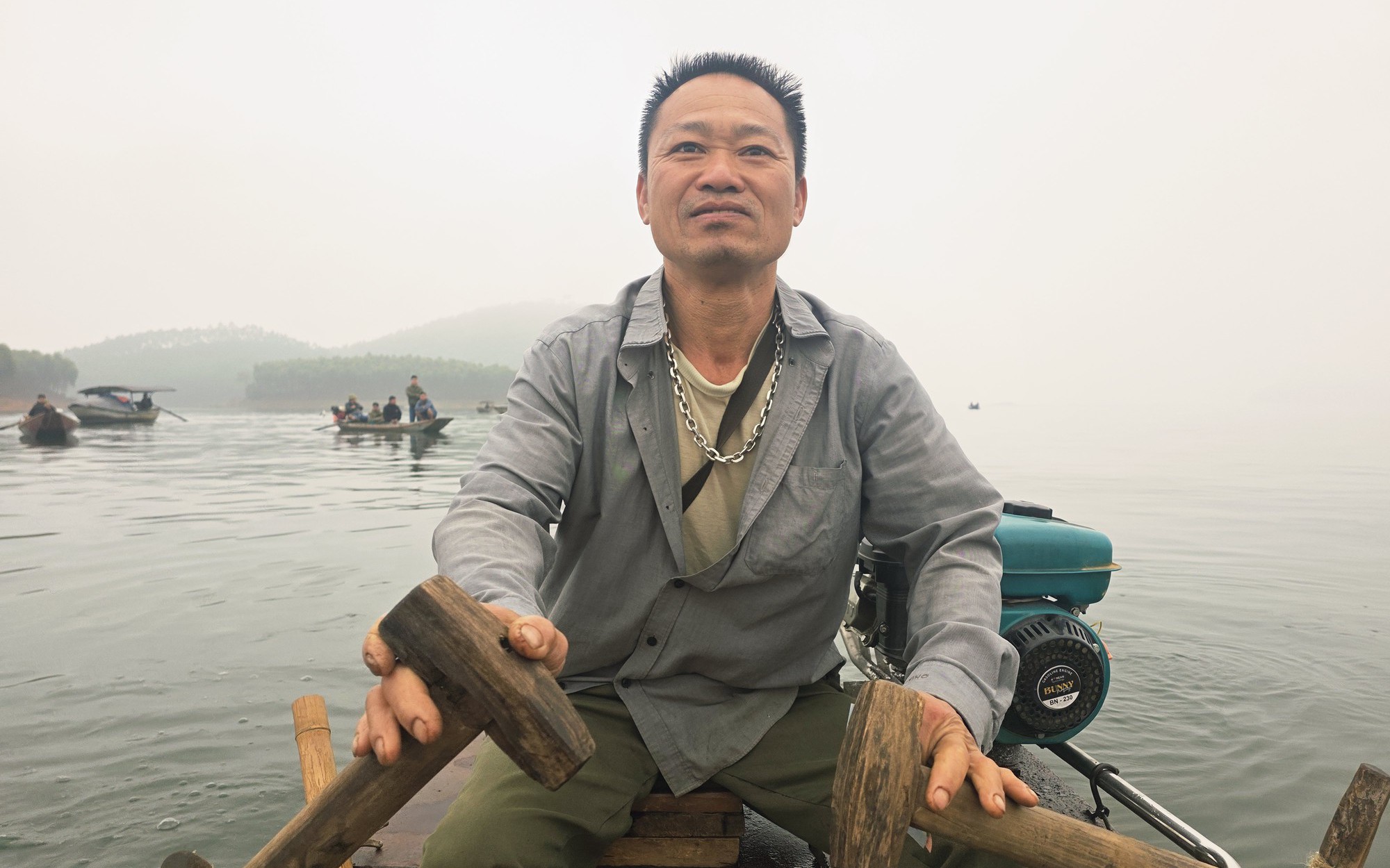 Đề nghị Thủ tướng tặng Bằng khen người cứu 6 nạn nhân đuối nước ở Thác Bà- Ảnh 4. Giữa đêm, người đàn ông mưu sinh bên hồ Thác Bà dũng cảm cứu 6 người thoát nạn