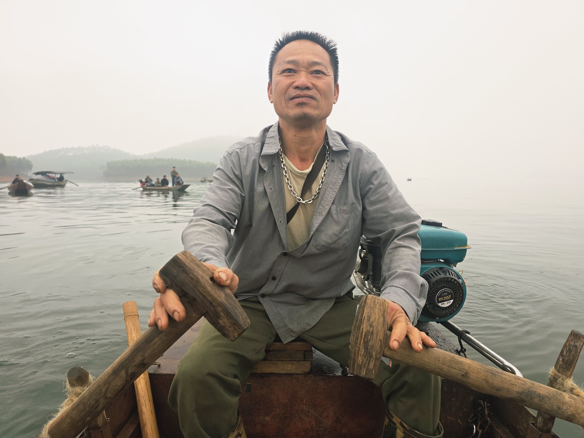 Giữa đ&ecirc;m, người chăn nu&ocirc;i ở hồ Th&aacute;c B&agrave; lao m&igrave;nh cứu 6 người tho&aacute;t nạn- Ảnh 1.