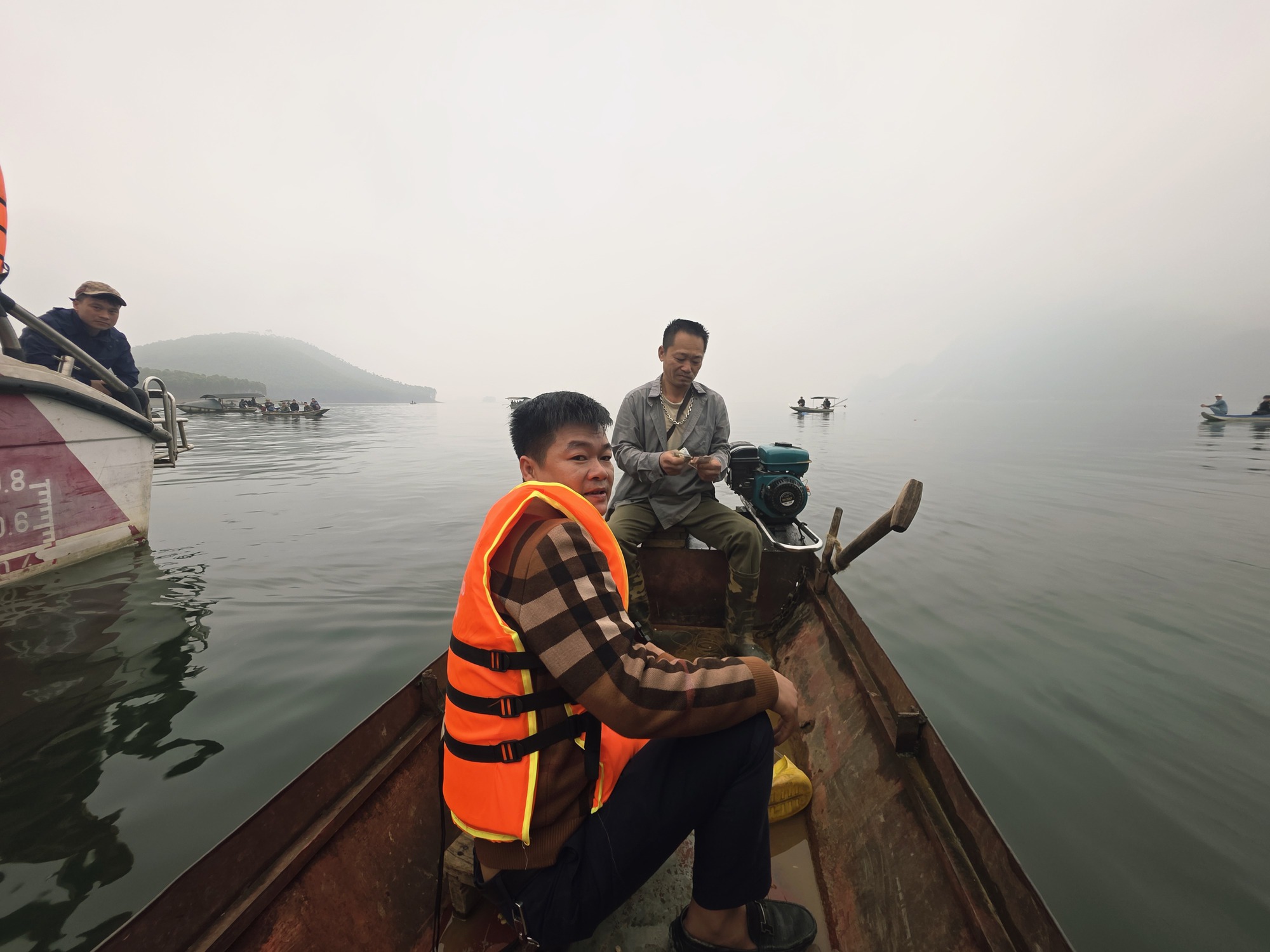 Giữa đ&ecirc;m, người chăn nu&ocirc;i ở hồ Th&aacute;c B&agrave; lao m&igrave;nh cứu 6 người tho&aacute;t nạn- Ảnh 3.