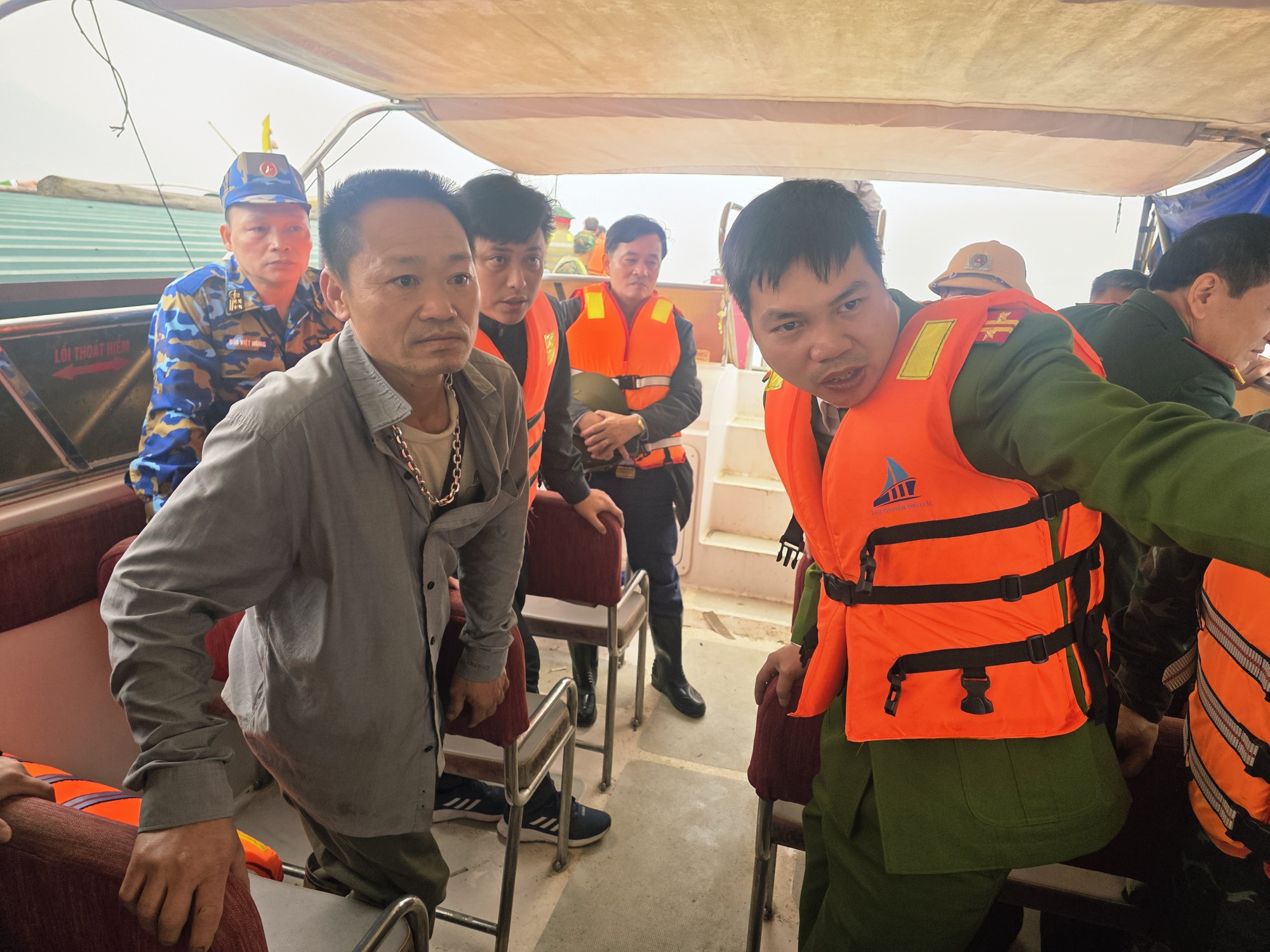 Giữa đ&ecirc;m, người chăn nu&ocirc;i ở hồ Th&aacute;c B&agrave; lao m&igrave;nh cứu 6 người tho&aacute;t nạn- Ảnh 4.