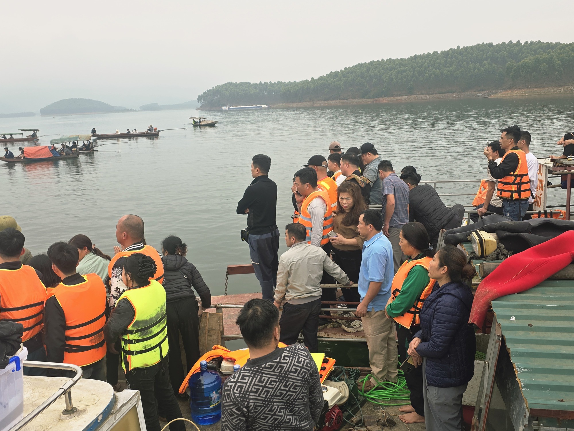 T&igrave;m thấy 6 thi thể trong vụ lật t&agrave;u tr&ecirc;n hồ Th&aacute;c B&agrave;- Ảnh 1.