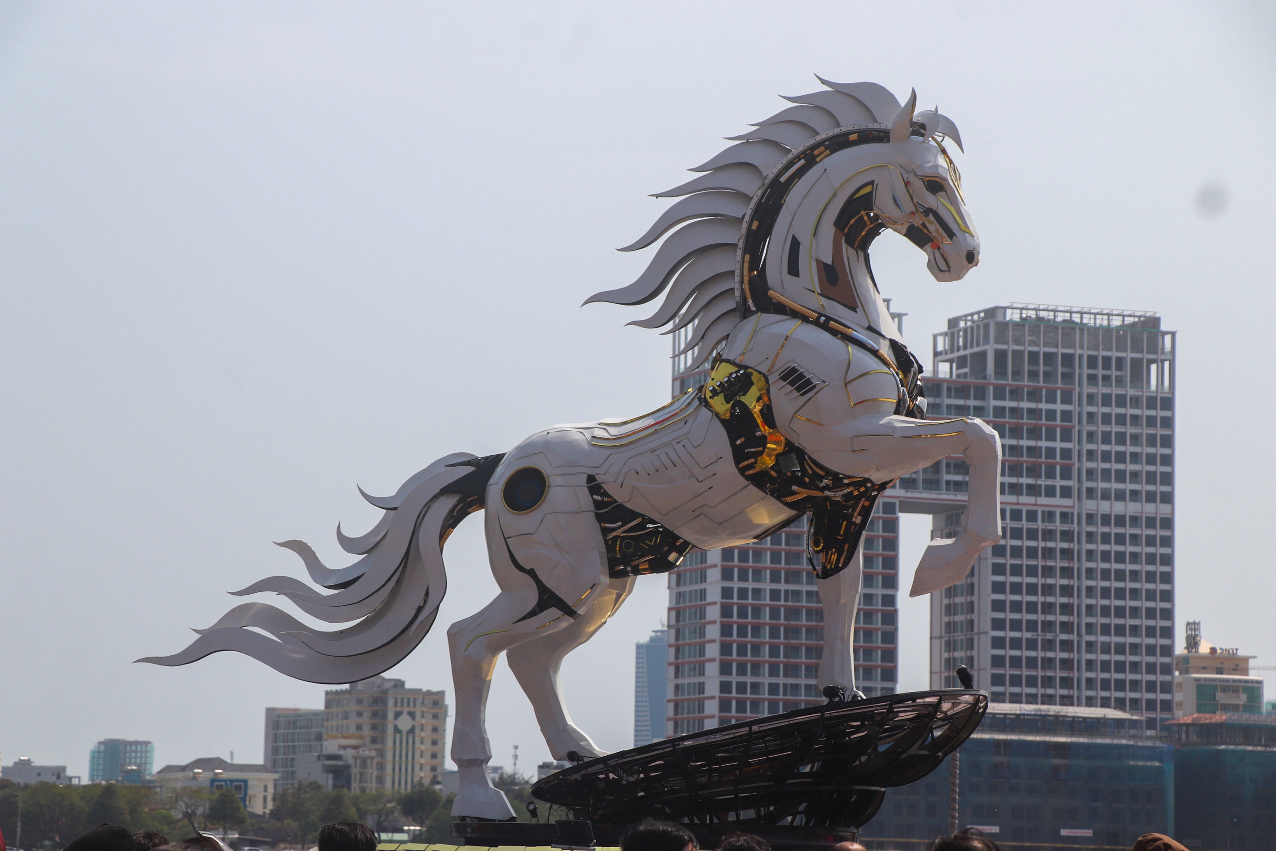 Du khách đến Đà Nẵng thích thú check-in cùng hai linh vật Kim Mã bên cầu Rồng- Ảnh 3. Du khách đến Đà Nẵng thích thú check-in cùng hai linh vật Kim Mã bên cầu Rồng- Ảnh 3.