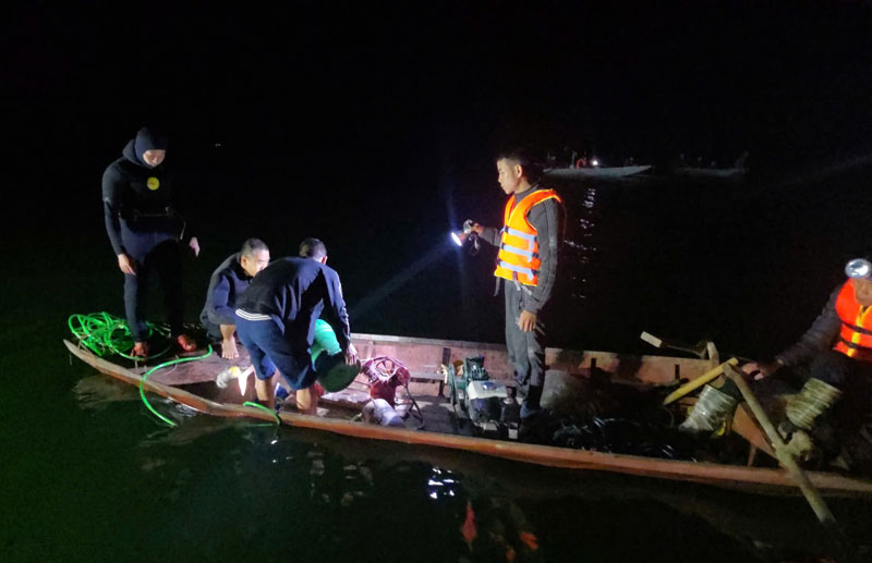 Lực lượng chức năng xuy&ecirc;n đ&ecirc;m t&igrave;m kiếm nạn nh&acirc;n mất t&iacute;ch tr&ecirc;n hồ Th&aacute;c B&agrave;.