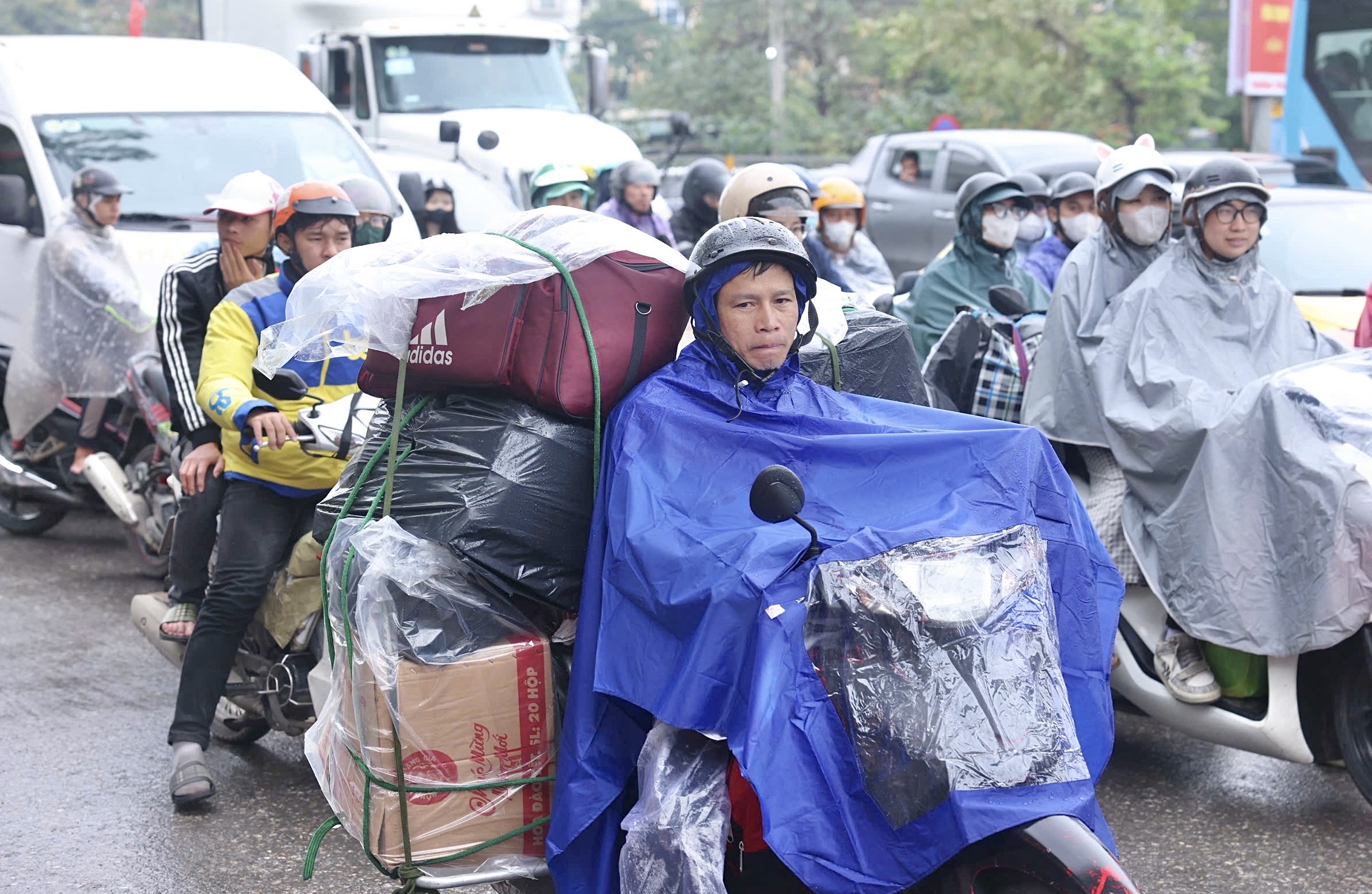 D&ograve;ng người đội mưa trở lại H&agrave; Nội, cửa ng&otilde; Thủ đ&ocirc; đ&ocirc;ng nghẹt chiều cuối nghỉ Tết- Ảnh 11.