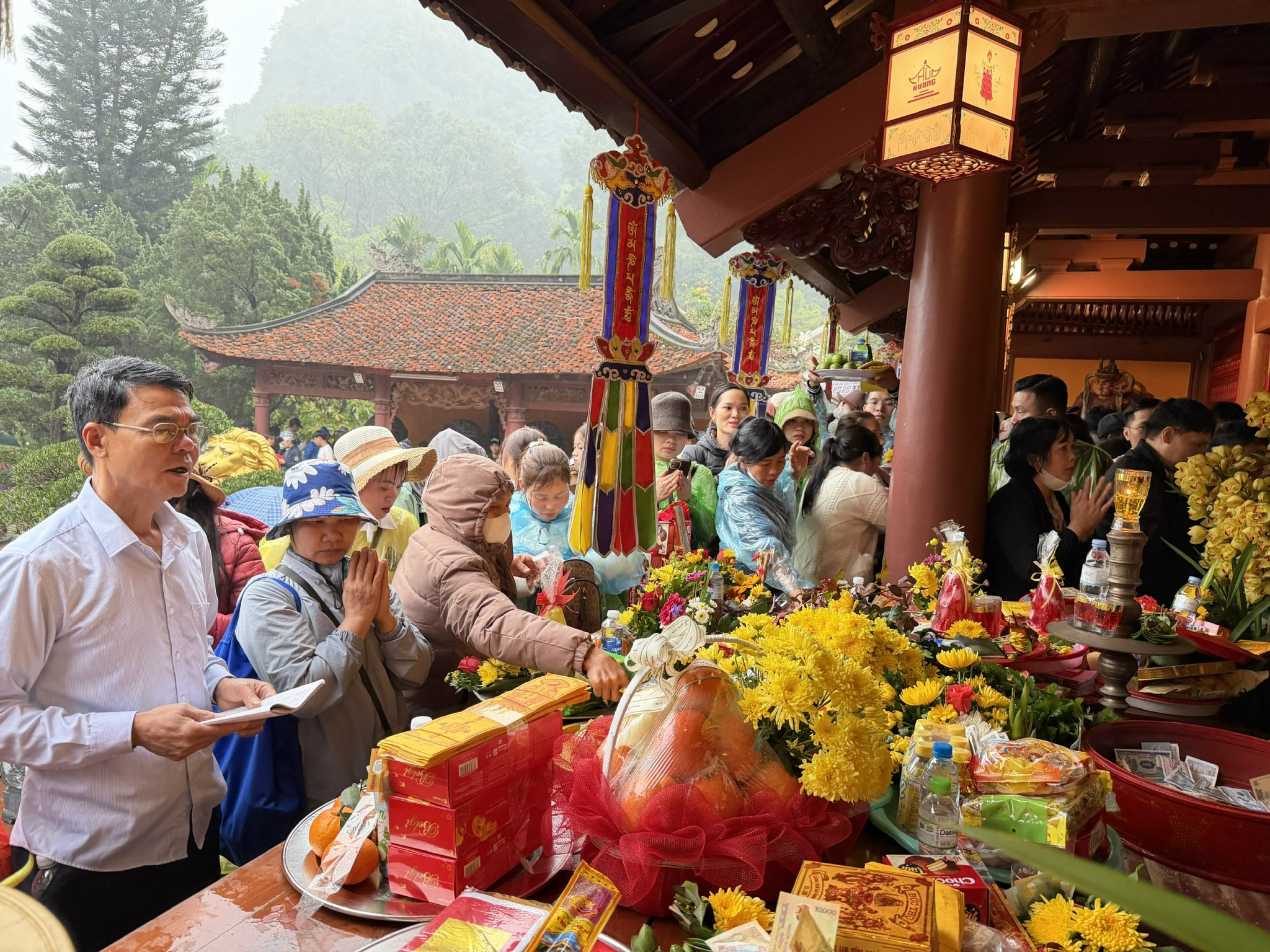 Du khách thập phương đổ về từ sớm tinh mơ ngày khai hội Chùa Hương 2026- Ảnh 3. Du khách thập phương đổ về từ sớm tinh mơ ngày khai hội Chùa Hương 2026- Ảnh 3.