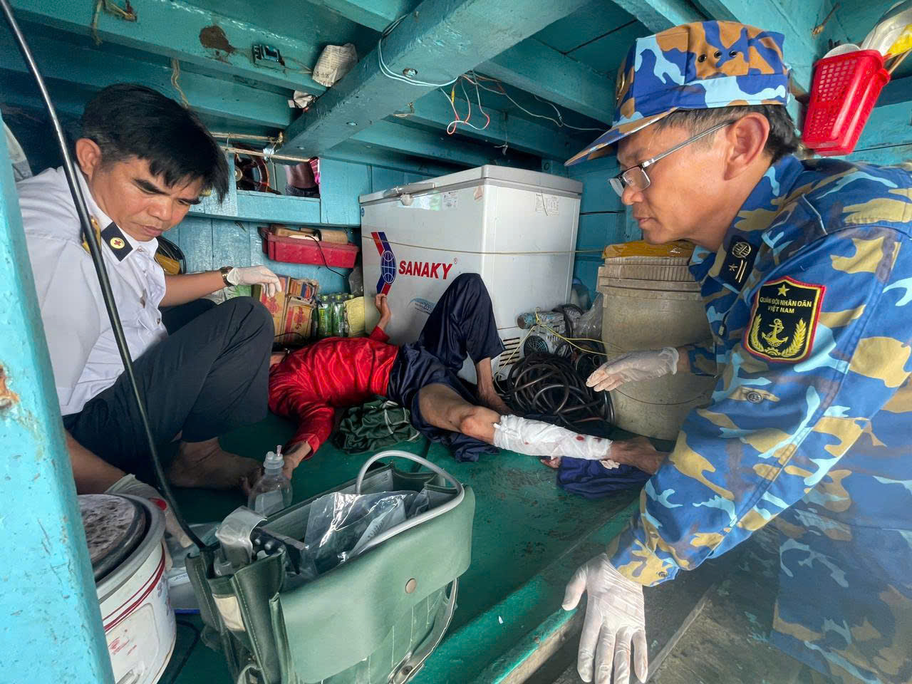 Gi&acirc;y ph&uacute;t sinh tử giữa biển của ngư d&acirc;n v&agrave; h&agrave;nh động kịp thời của l&iacute;nh nh&agrave; gi&agrave;n- Ảnh 2.