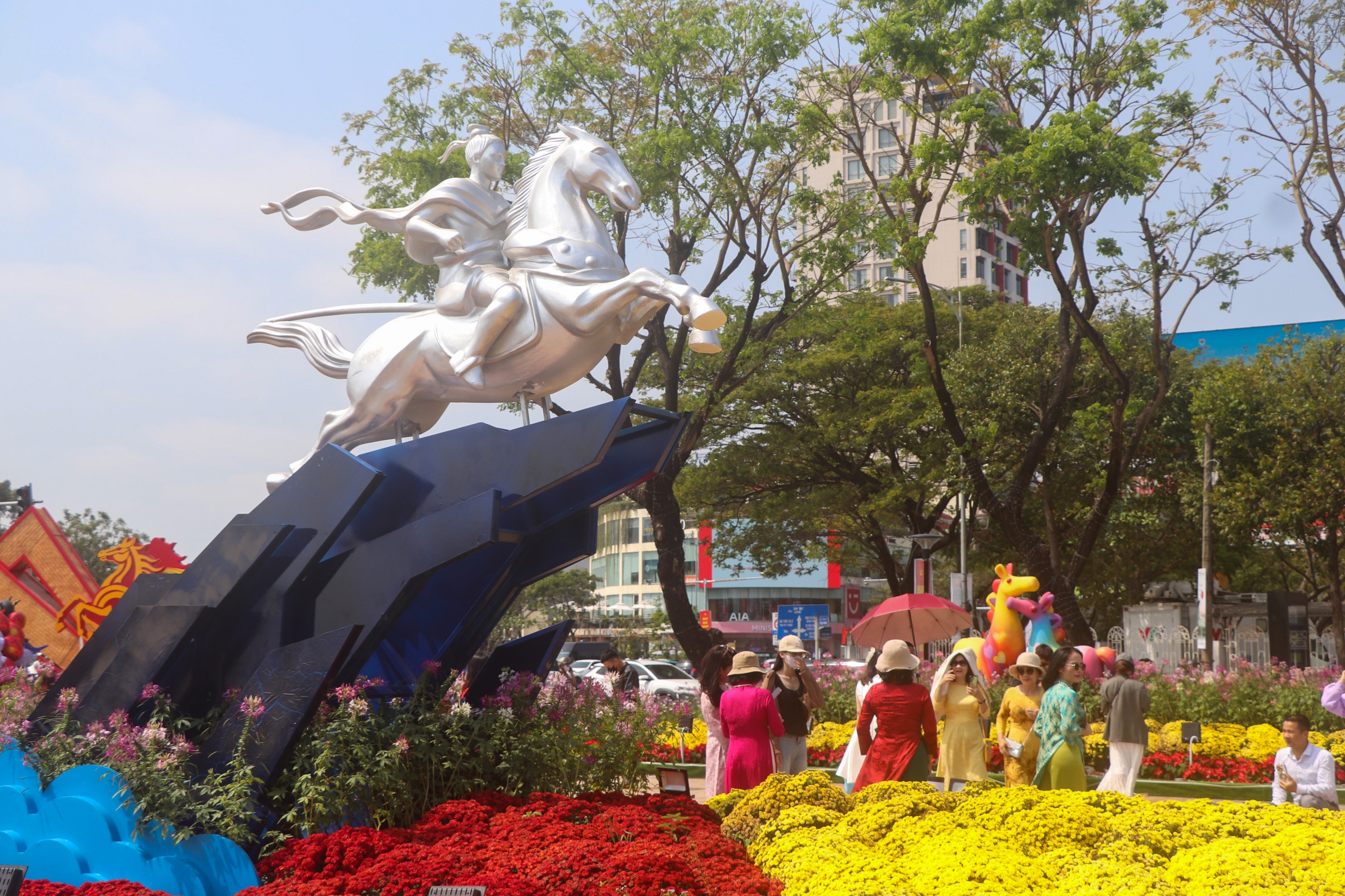 Du khách đến Đà Nẵng thích thú check-in cùng hai linh vật Kim Mã bên cầu Rồng- Ảnh 5. Du khách đến Đà Nẵng thích thú check-in cùng hai linh vật Kim Mã bên cầu Rồng- Ảnh 5.