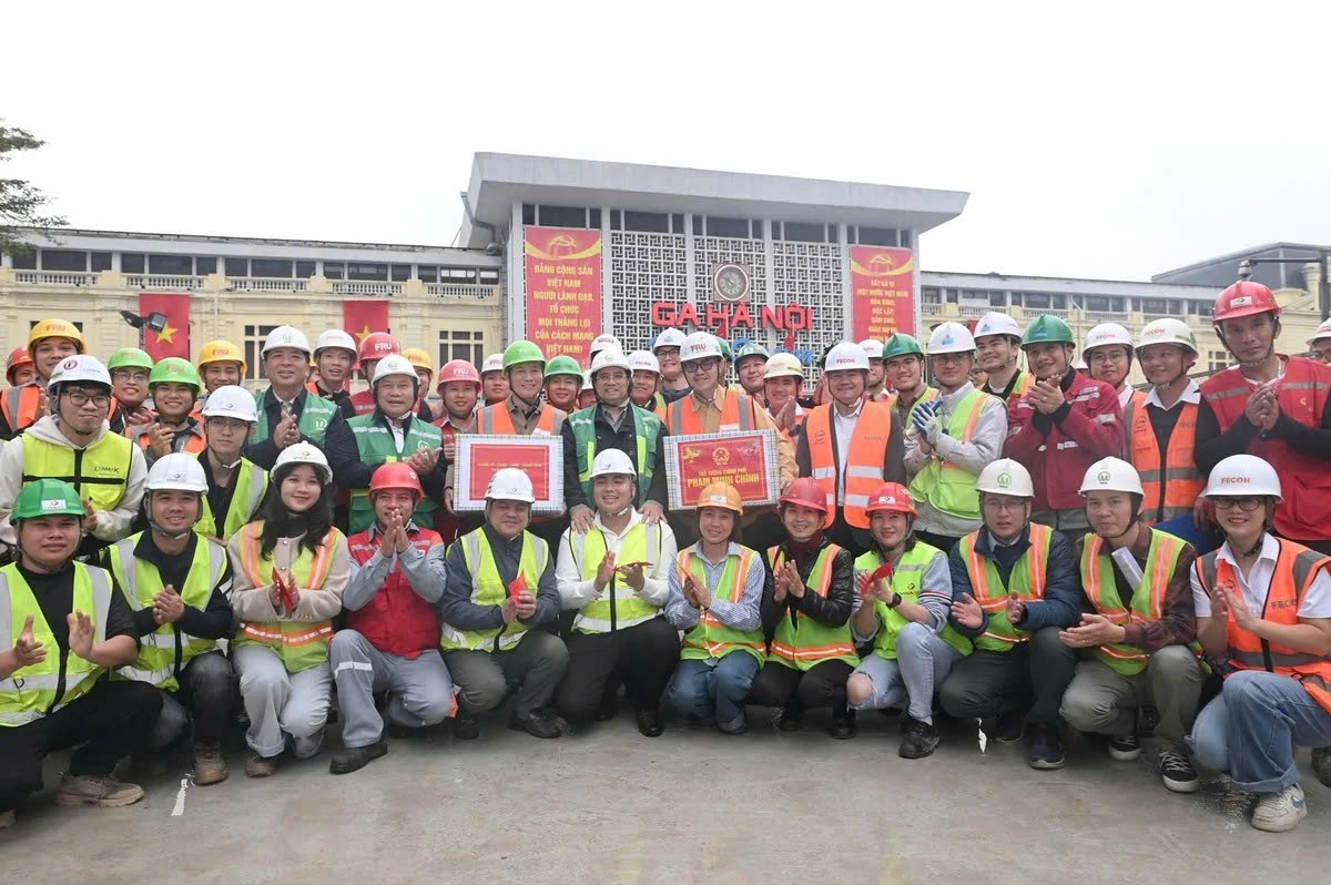 Thủ tướng kiểm tra tiến độ metro Nhổn - Ga Hà Nội, quyết tâm hoàn thành năm 2026- Ảnh 2. Thủ tướng kiểm tra tiến độ metro Nhổn - Ga Hà Nội, quyết tâm hoàn thành năm 2026- Ảnh 2.