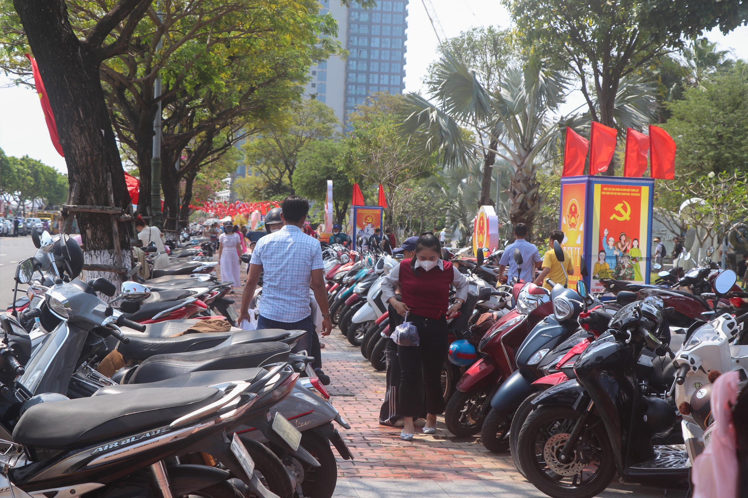 Du khách đến Đà Nẵng thích thú check-in cùng hai linh vật Kim Mã bên cầu Rồng- Ảnh 8. Du khách đến Đà Nẵng thích thú check-in cùng hai linh vật Kim Mã bên cầu Rồng- Ảnh 8.