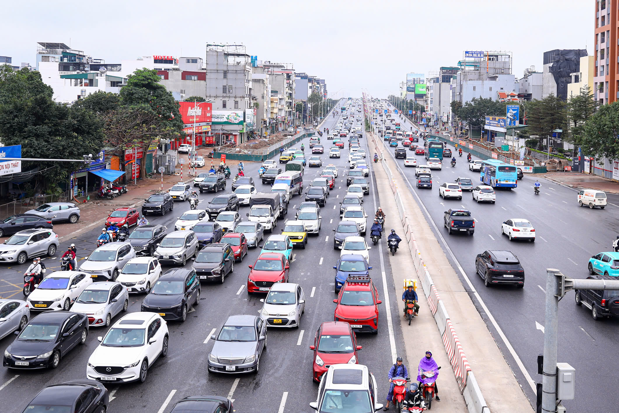D&ograve;ng người đội mưa trở lại H&agrave; Nội, cửa ng&otilde; Thủ đ&ocirc; đ&ocirc;ng nghẹt chiều cuối nghỉ Tết- Ảnh 10.