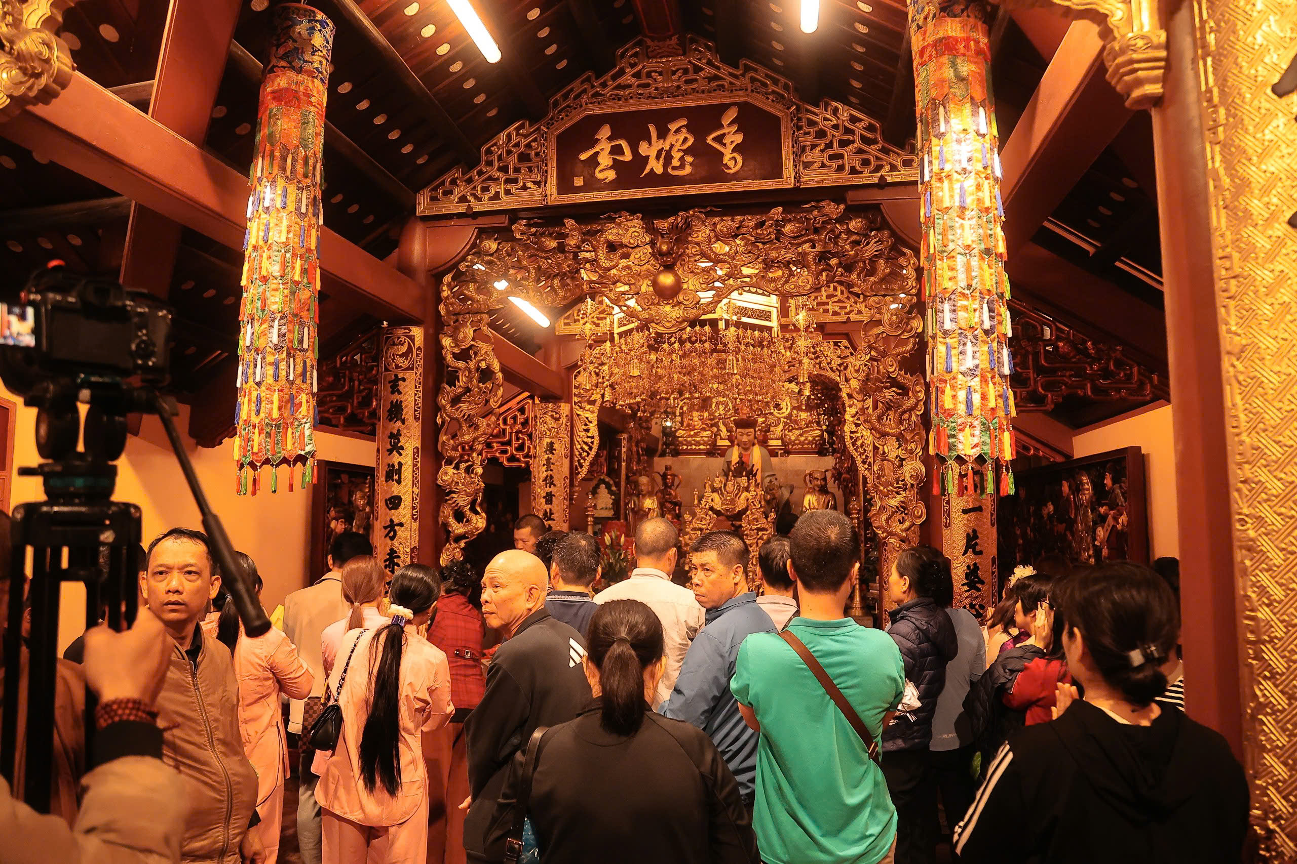 Du khách thập phương đổ về từ sớm tinh mơ ngày khai hội Chùa Hương 2026- Ảnh 6. Du khách thập phương đổ về từ sớm tinh mơ ngày khai hội Chùa Hương 2026- Ảnh 6.