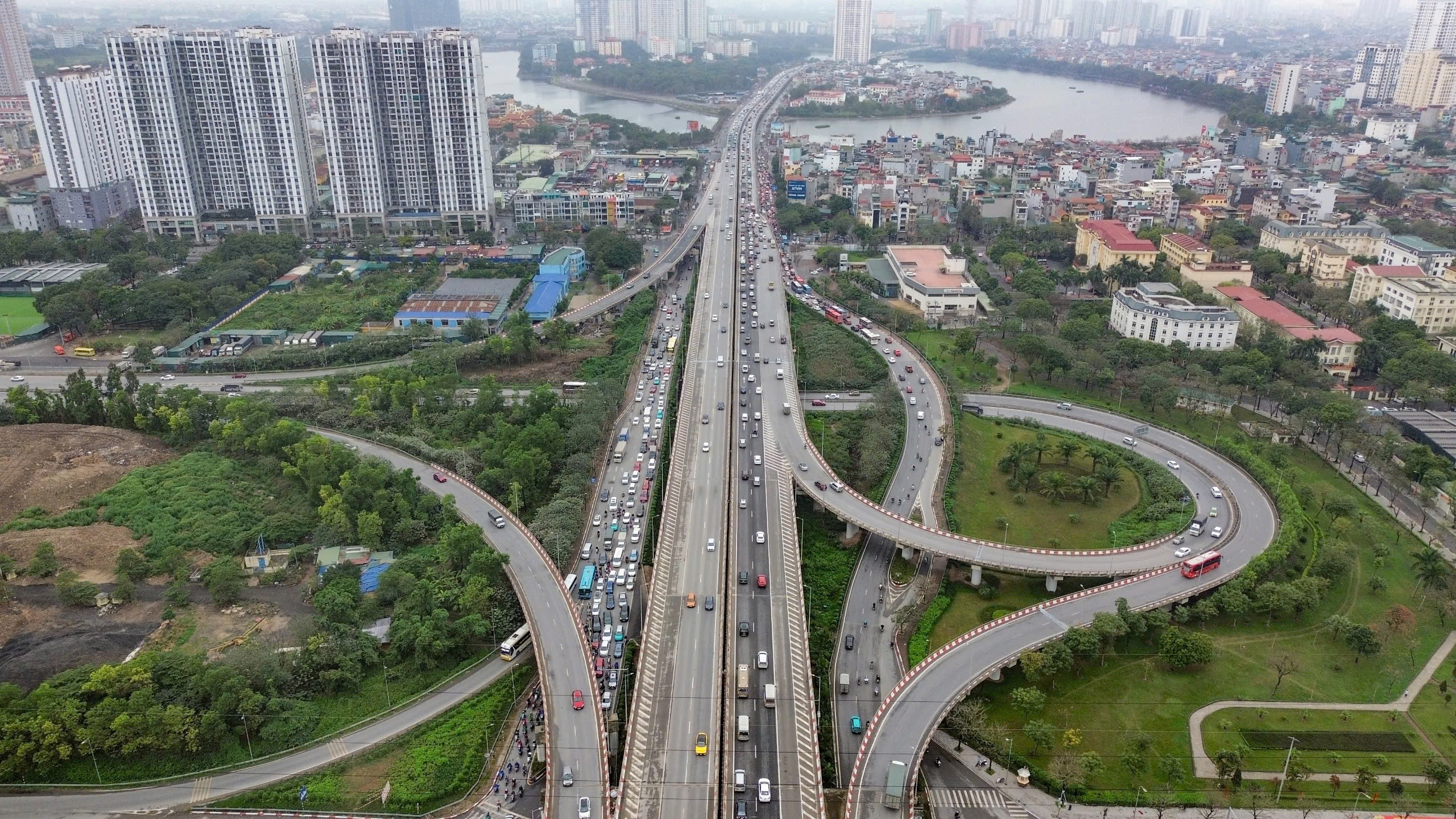D&ograve;ng người đội mưa trở lại H&agrave; Nội, cửa ng&otilde; Thủ đ&ocirc; đ&ocirc;ng nghẹt chiều cuối nghỉ Tết- Ảnh 1.