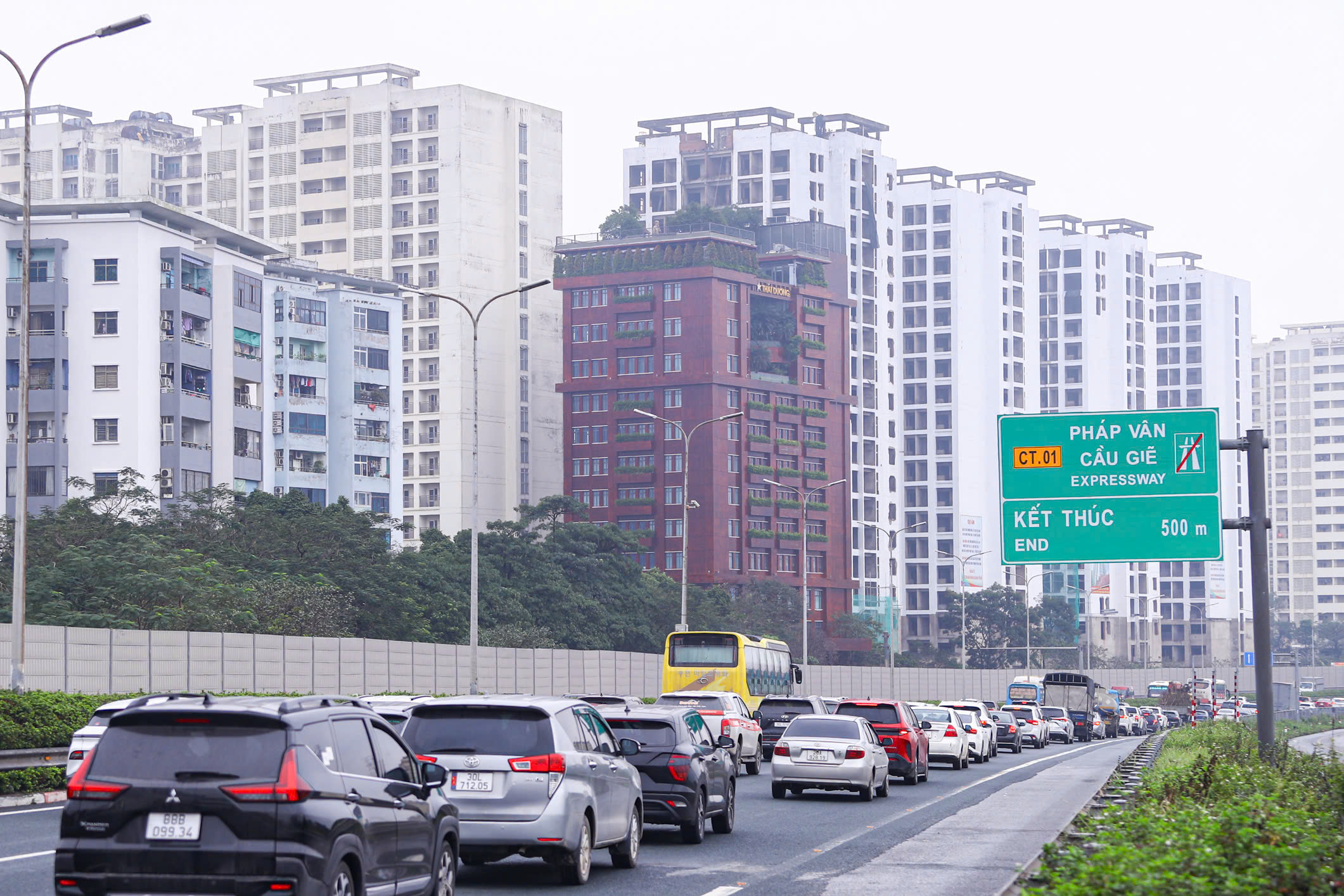 D&ograve;ng người đội mưa trở lại H&agrave; Nội, cửa ng&otilde; Thủ đ&ocirc; đ&ocirc;ng nghẹt chiều cuối nghỉ Tết- Ảnh 8.