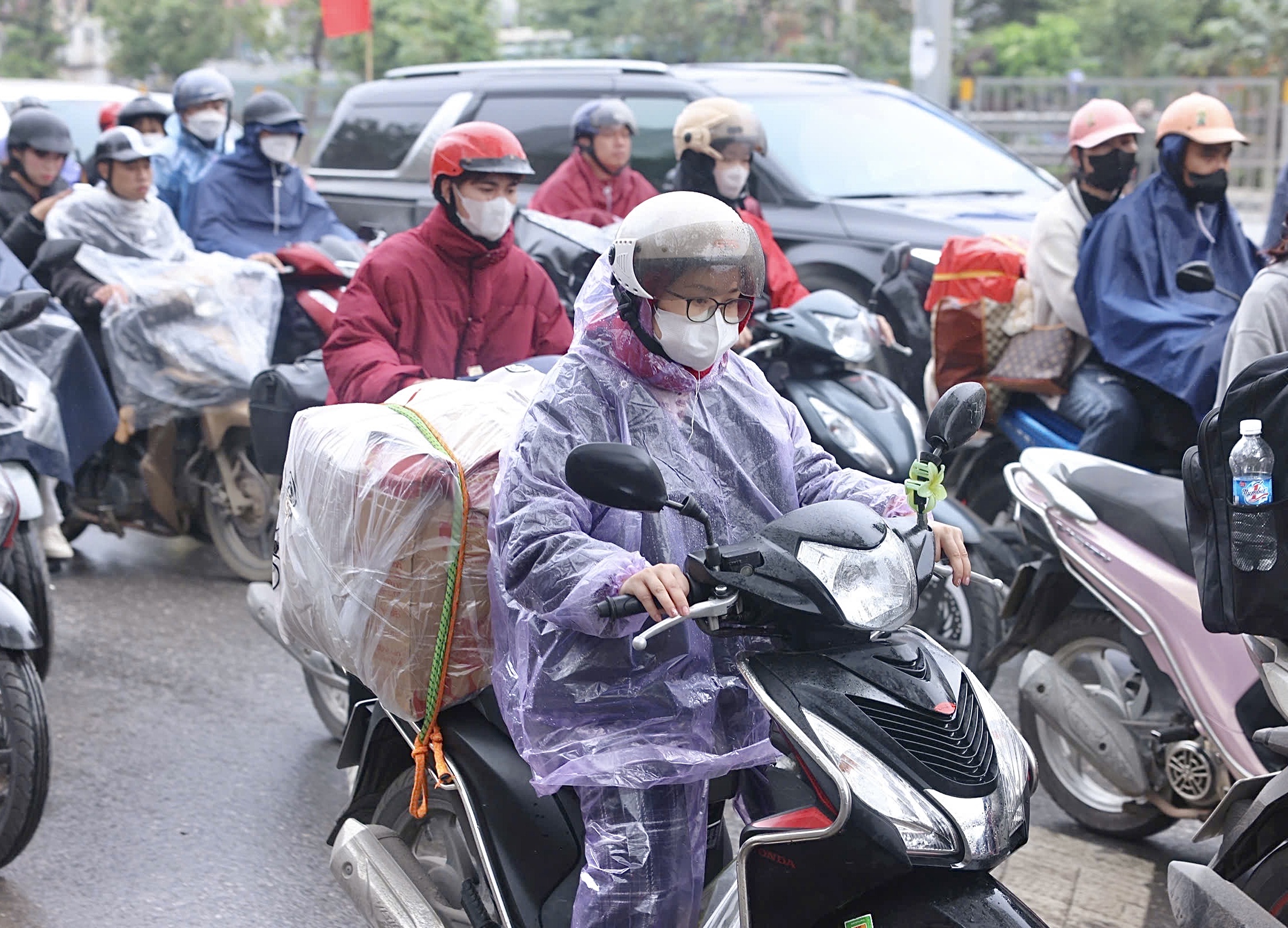 D&ograve;ng người đội mưa trở lại H&agrave; Nội, cửa ng&otilde; Thủ đ&ocirc; đ&ocirc;ng nghẹt chiều cuối nghỉ Tết- Ảnh 12.