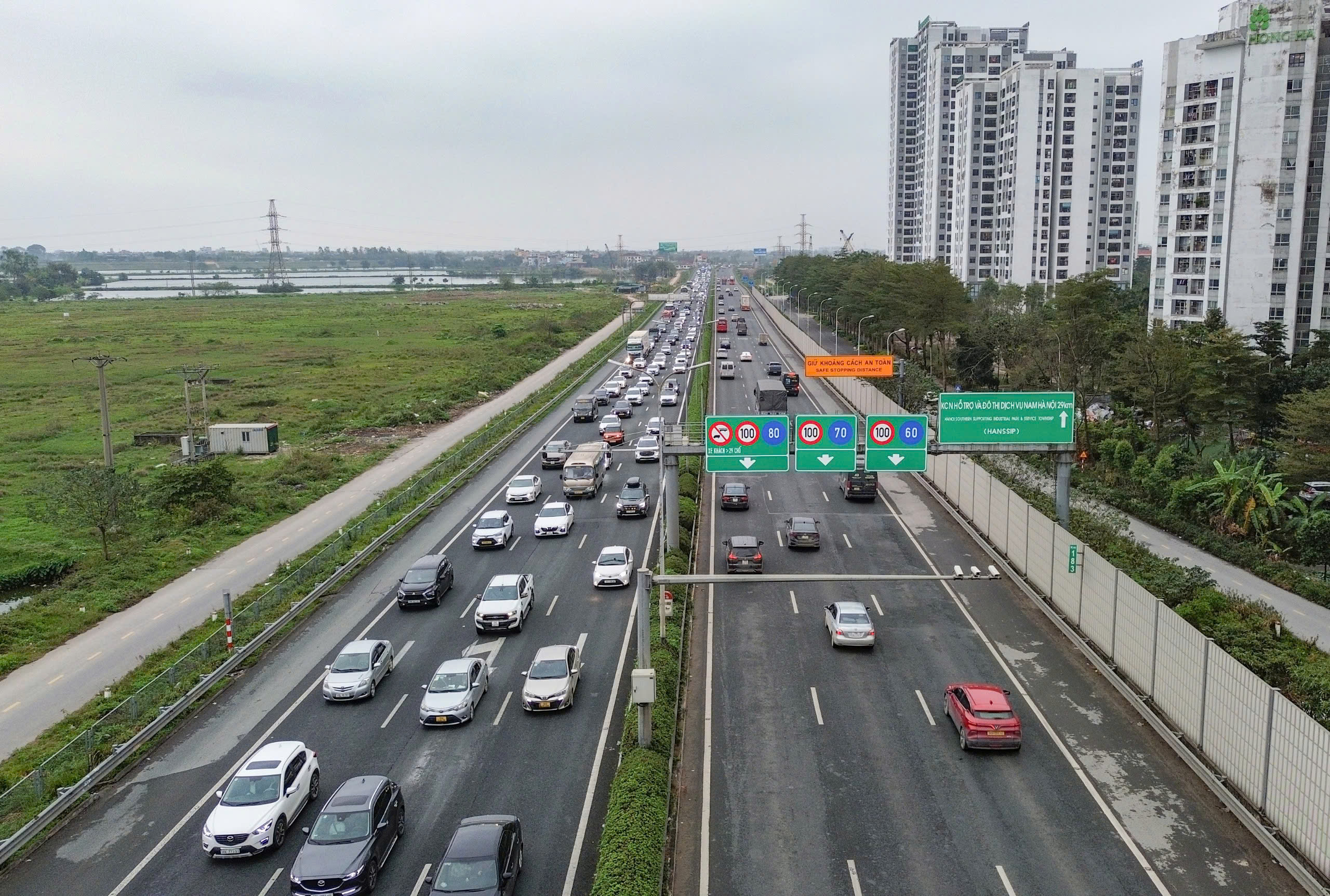 D&ograve;ng người đội mưa trở lại H&agrave; Nội, cửa ng&otilde; Thủ đ&ocirc; đ&ocirc;ng nghẹt chiều cuối nghỉ Tết- Ảnh 4.