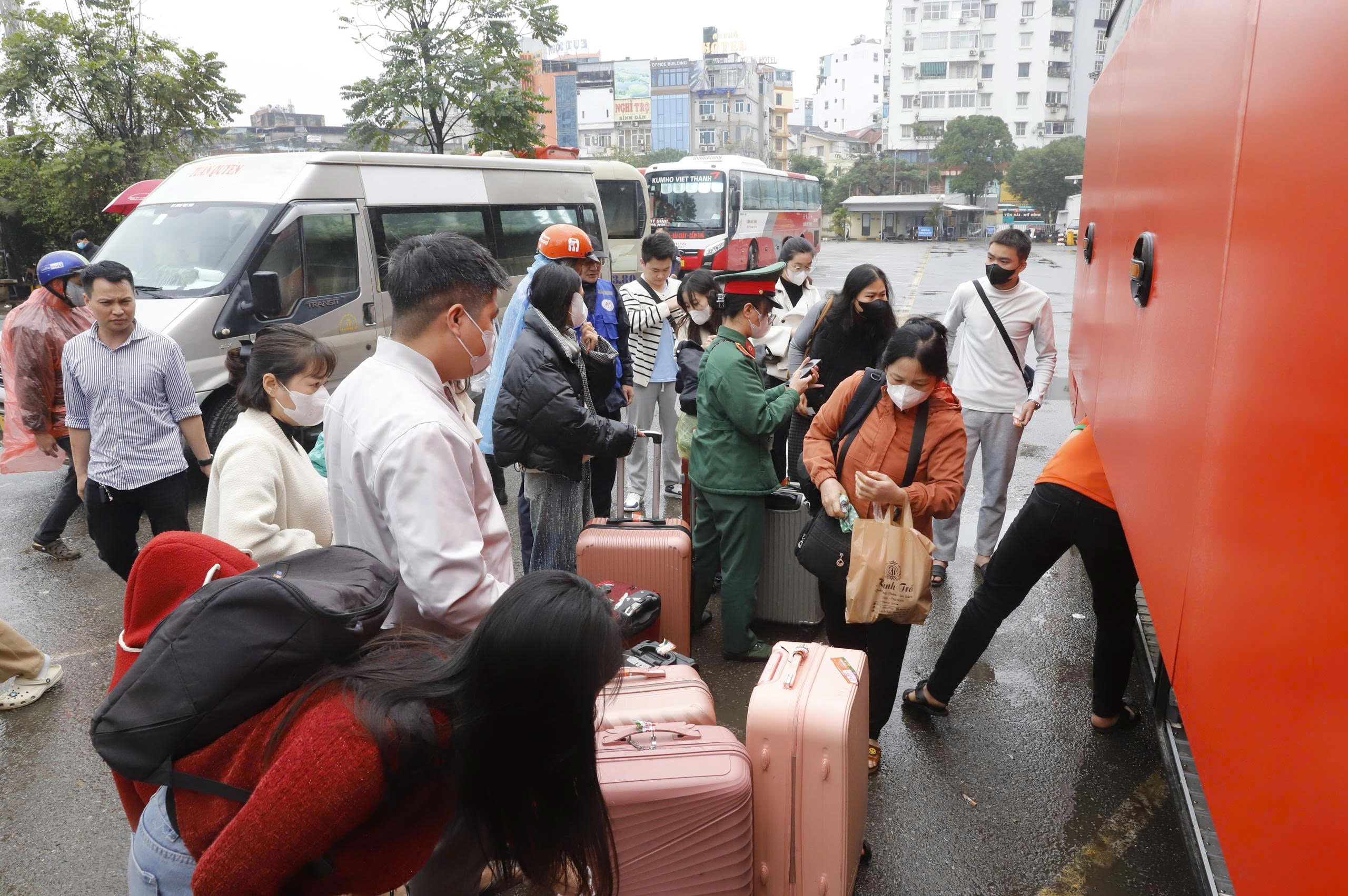 Người dân đội mưa gió hối hả trở lại Thủ đô chiều mùng 6 Tết- Ảnh 11. Người dân đội mưa gió hối hả trở lại Thủ đô chiều mùng 6 Tết- Ảnh 11.