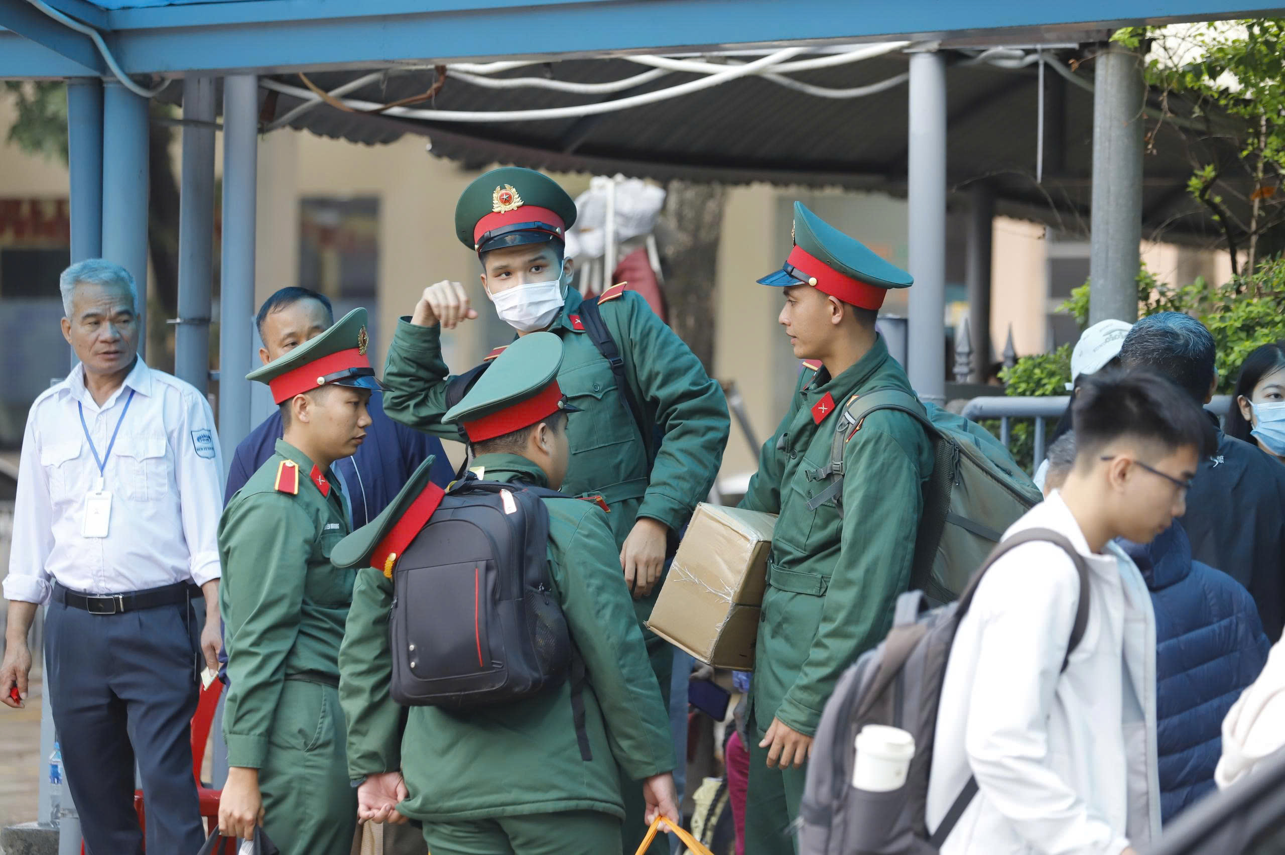 Người dân đội mưa gió hối hả trở lại Thủ đô chiều mùng 6 Tết- Ảnh 12. Người dân đội mưa gió hối hả trở lại Thủ đô chiều mùng 6 Tết- Ảnh 12.