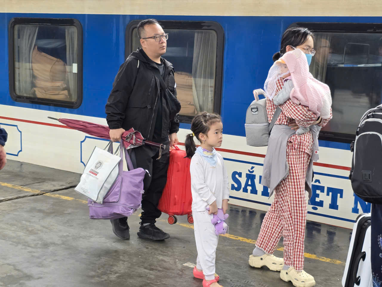 Hàng chục nghìn người trở lại Hà Nội sau Tết, ga tàu nhộn nhịp suốt ngày đêm- Ảnh 7. Hàng chục nghìn người trở lại Hà Nội sau Tết, ga tàu nhộn nhịp suốt ngày đêm- Ảnh 7.
