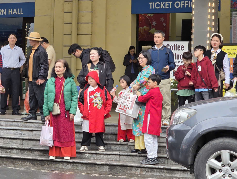 Hàng chục nghìn người trở lại Hà Nội sau Tết, ga tàu nhộn nhịp suốt ngày đêm- Ảnh 12. Hàng chục nghìn người trở lại Hà Nội sau Tết, ga tàu nhộn nhịp suốt ngày đêm- Ảnh 12.