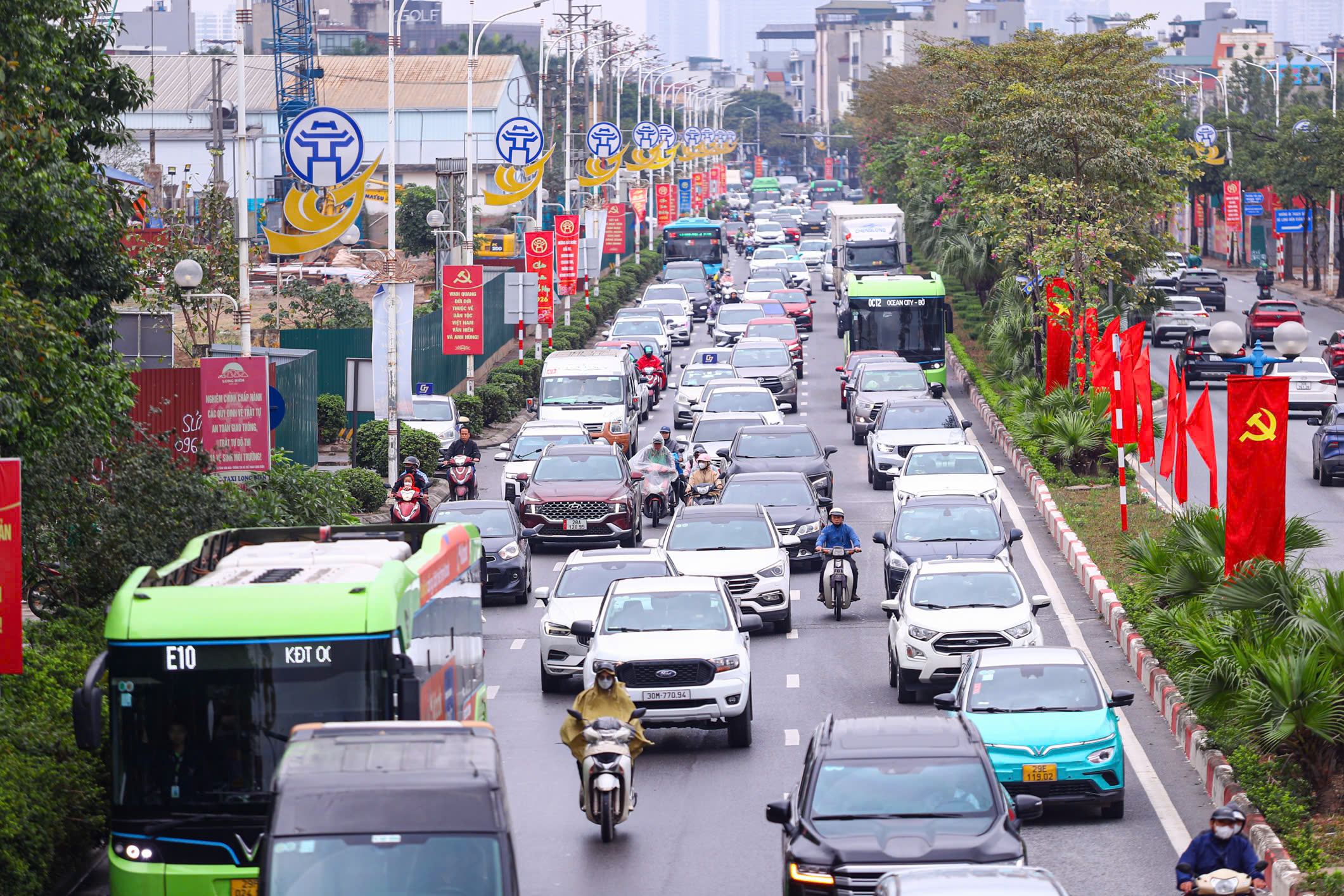 D&ograve;ng người đội mưa trở lại H&agrave; Nội, cửa ng&otilde; Thủ đ&ocirc; đ&ocirc;ng nghẹt chiều cuối nghỉ Tết- Ảnh 9.