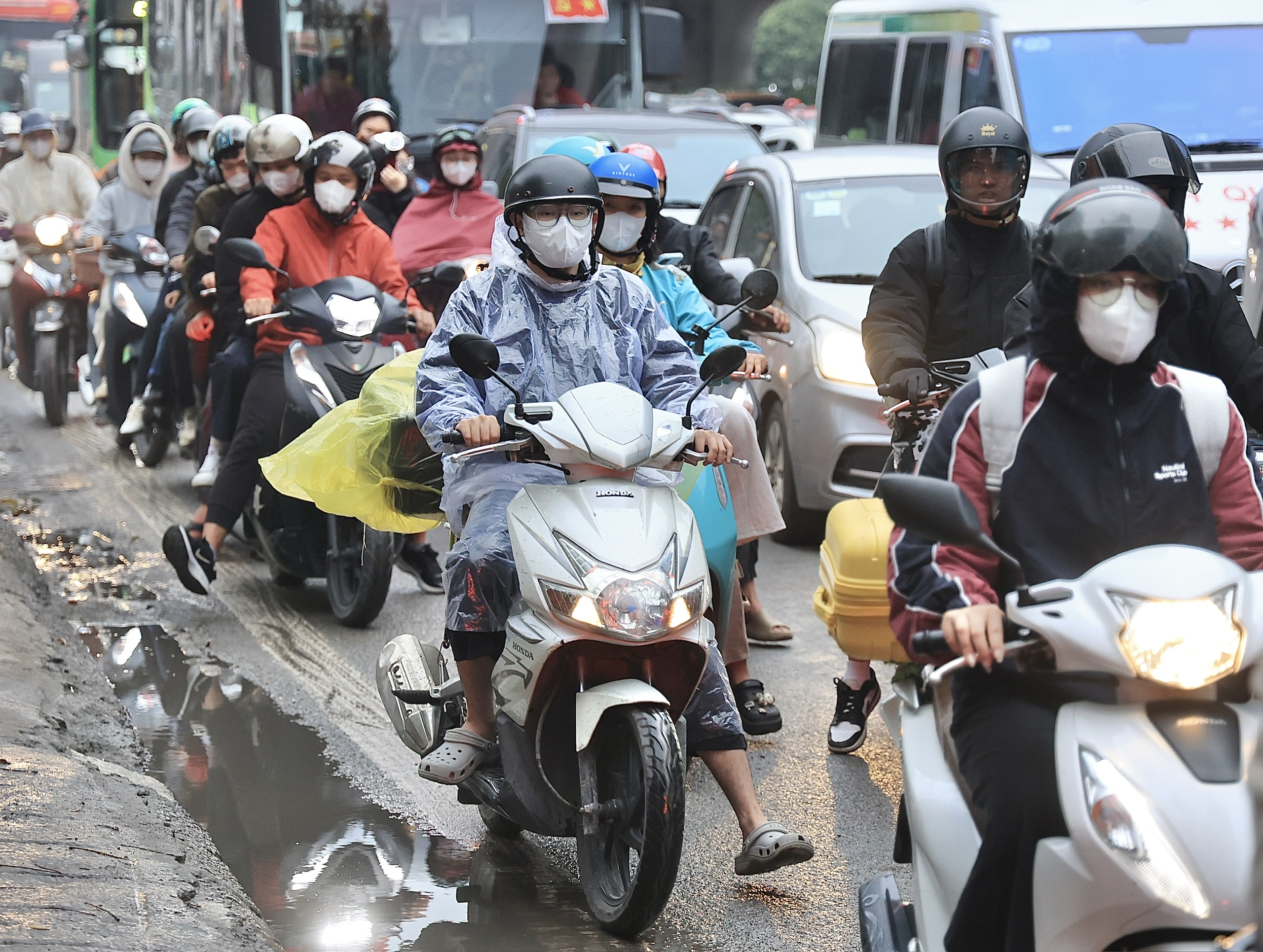D&ograve;ng người đội mưa trở lại H&agrave; Nội, cửa ng&otilde; Thủ đ&ocirc; đ&ocirc;ng nghẹt chiều cuối nghỉ Tết- Ảnh 15.