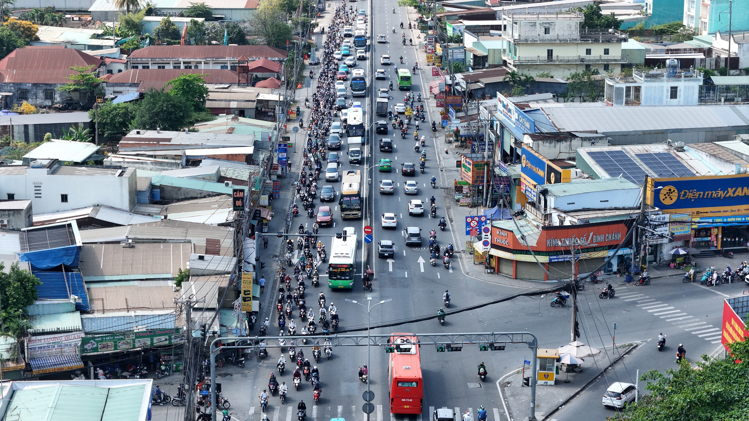 Ngày cuối nghỉ Tết, giao thông TP.HCM căng thẳng, nhiều nơi kẹt xe kéo dài- Ảnh 5. Ngày cuối nghỉ Tết, giao thông TP.HCM căng thẳng, nhiều nơi kẹt xe kéo dài- Ảnh 5.