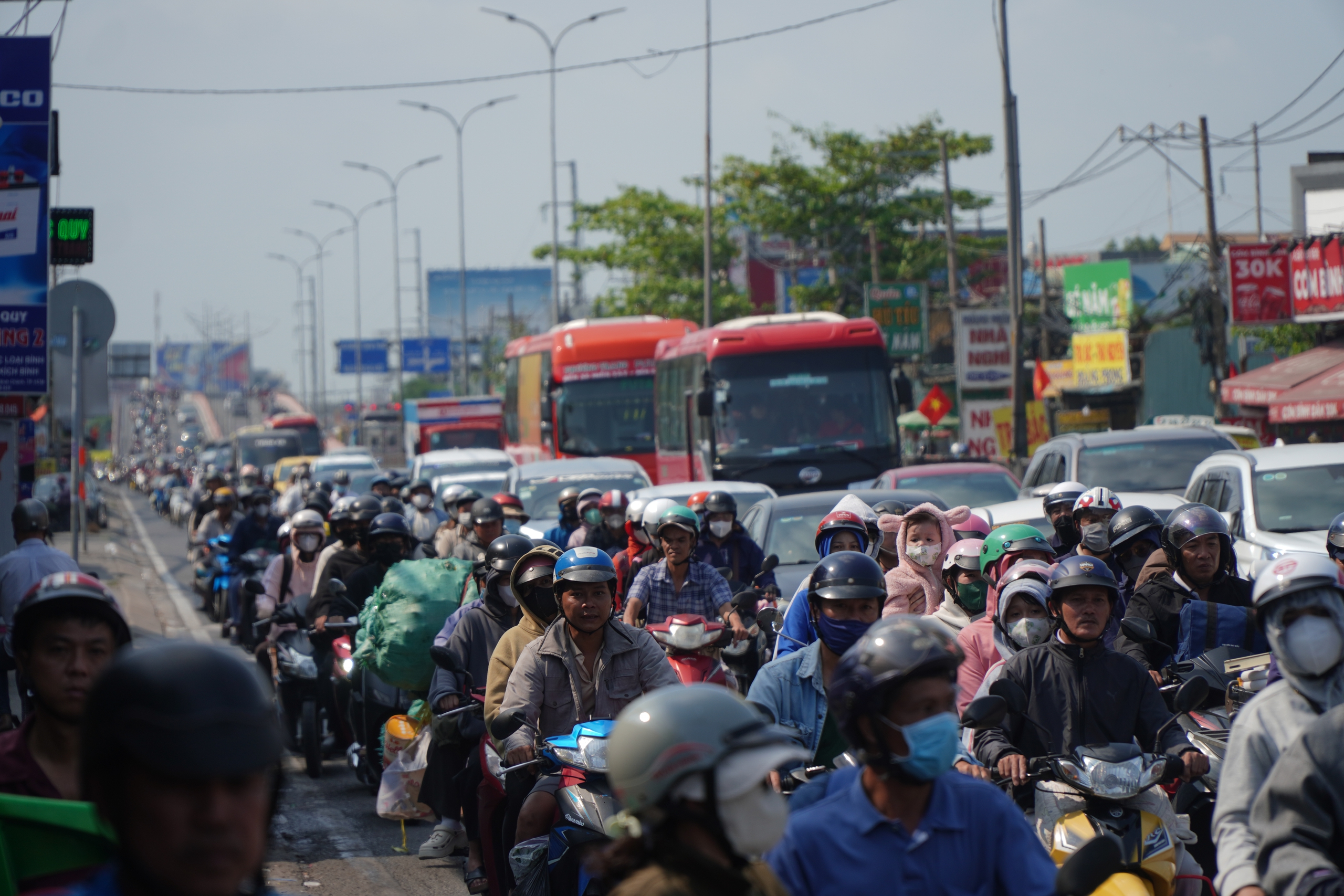Ngày cuối nghỉ Tết, giao thông TP.HCM căng thẳng, nhiều nơi kẹt xe kéo dài- Ảnh 1. Ngày cuối nghỉ Tết, giao thông TP.HCM căng thẳng, nhiều nơi kẹt xe kéo dài- Ảnh 1.