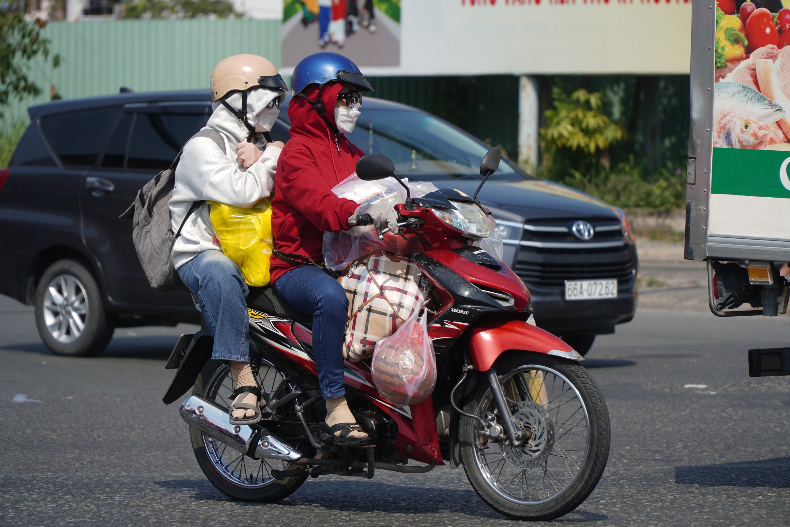 Ngày cuối nghỉ Tết, giao thông TP.HCM căng thẳng, nhiều nơi kẹt xe kéo dài- Ảnh 4. Ngày cuối nghỉ Tết, giao thông TP.HCM căng thẳng, nhiều nơi kẹt xe kéo dài- Ảnh 4.
