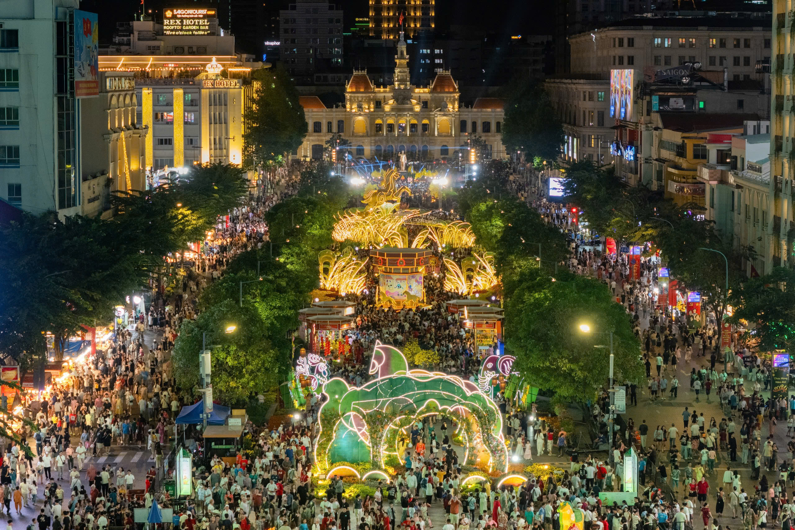 Đường hoa Nguyễn Huệ 2026 h&uacute;t 1,8 triệu lượt kh&aacute;ch, trải nghiệm ng&agrave;y - đ&ecirc;m g&acirc;y ấn tượng- Ảnh 1.