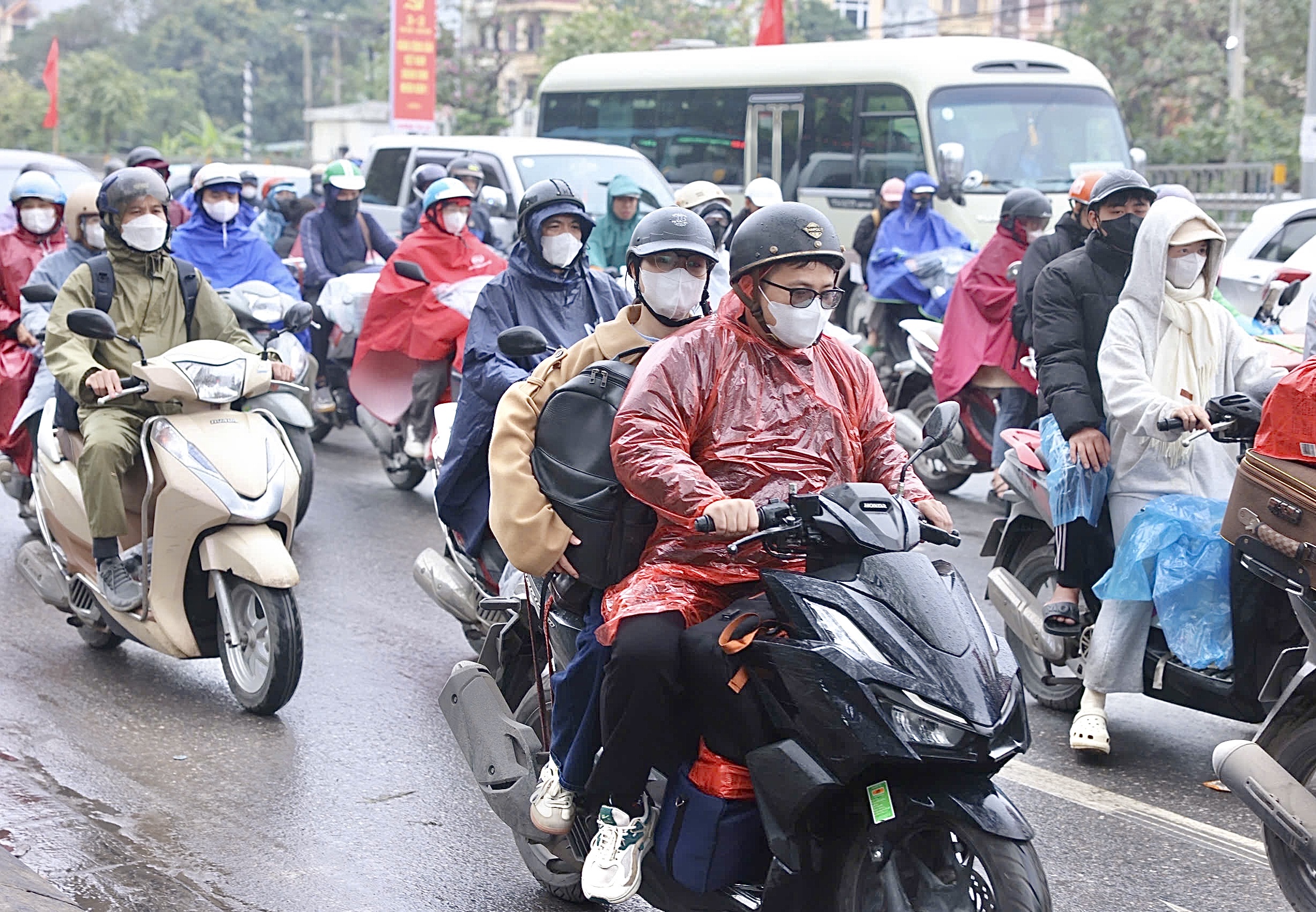 D&ograve;ng người đội mưa trở lại H&agrave; Nội, cửa ng&otilde; Thủ đ&ocirc; đ&ocirc;ng nghẹt chiều cuối nghỉ Tết- Ảnh 14.