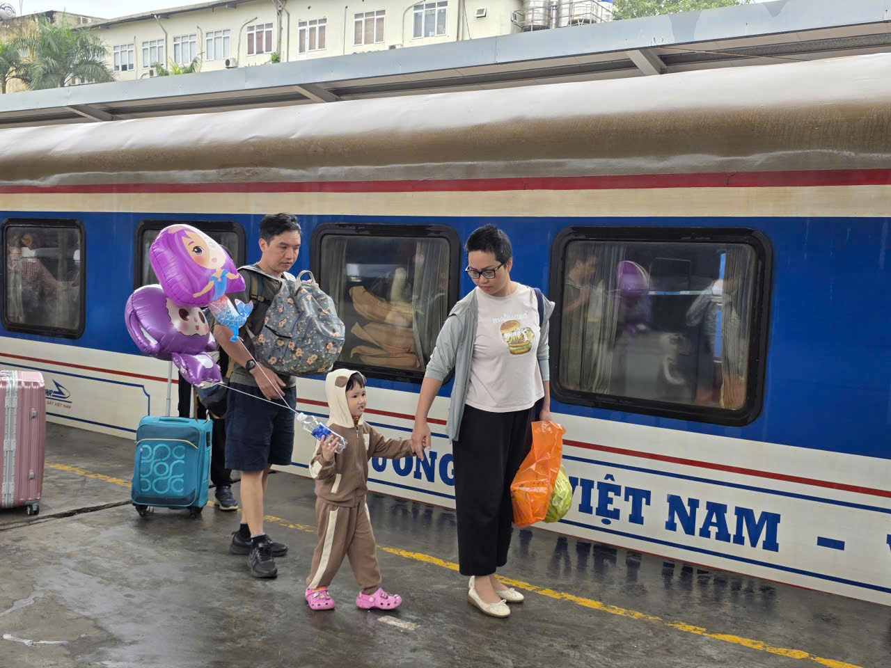 Hàng chục nghìn người trở lại Hà Nội sau Tết, ga tàu nhộn nhịp suốt ngày đêm- Ảnh 6. Hàng chục nghìn người trở lại Hà Nội sau Tết, ga tàu nhộn nhịp suốt ngày đêm- Ảnh 6.