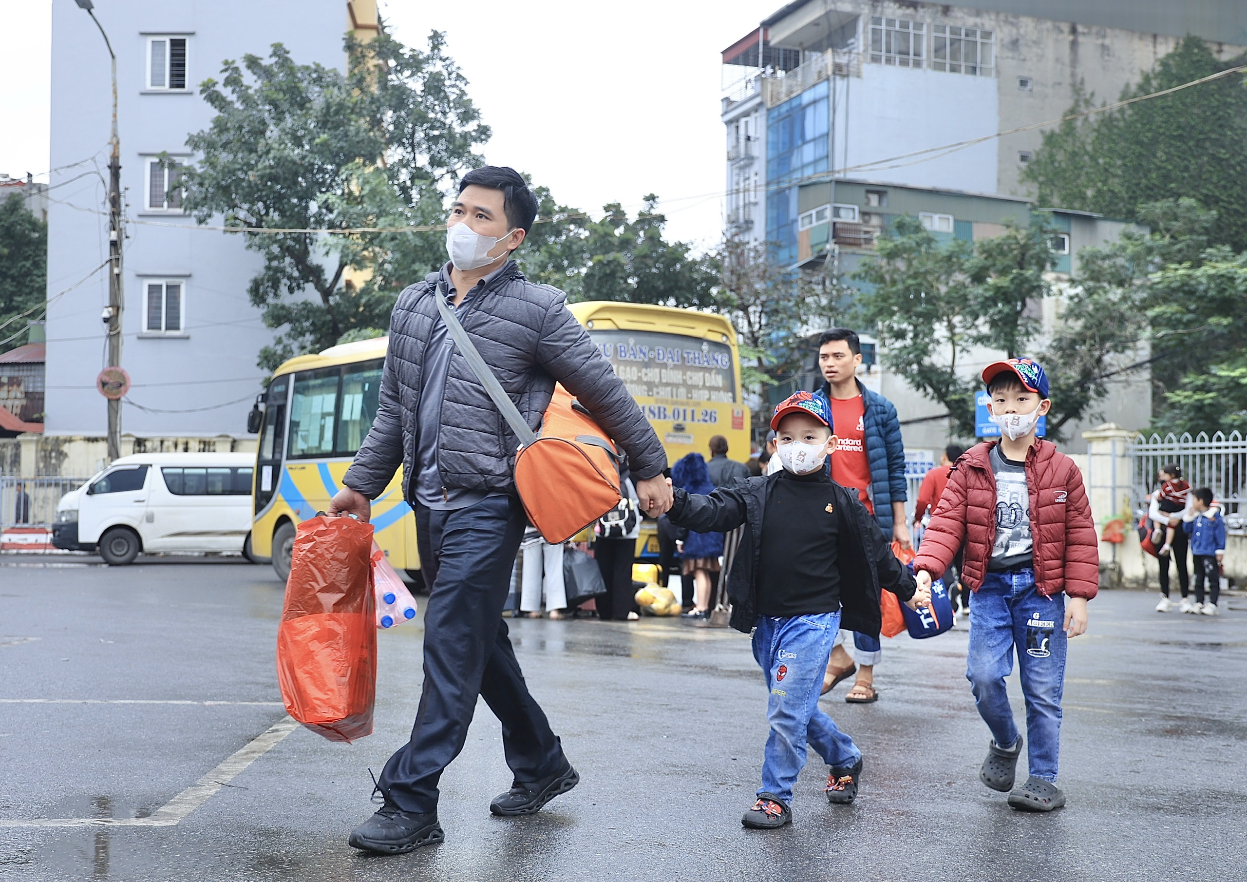 Người dân đội mưa gió hối hả trở lại Thủ đô chiều mùng 6 Tết- Ảnh 3. Người dân đội mưa gió hối hả trở lại Thủ đô chiều mùng 6 Tết- Ảnh 3.