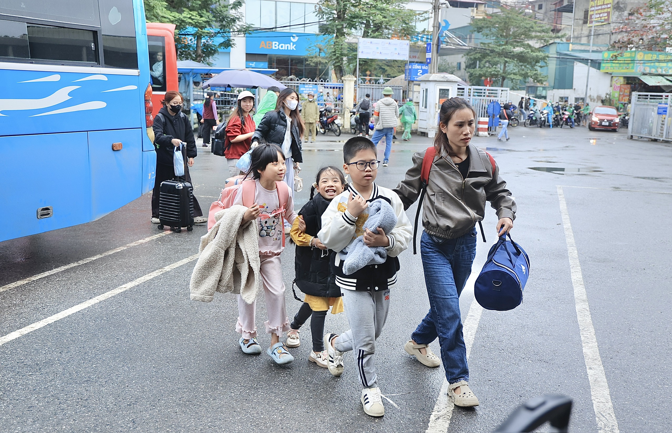 Người dân đội mưa gió hối hả trở lại Thủ đô chiều mùng 6 Tết- Ảnh 8. Người dân đội mưa gió hối hả trở lại Thủ đô chiều mùng 6 Tết- Ảnh 8.