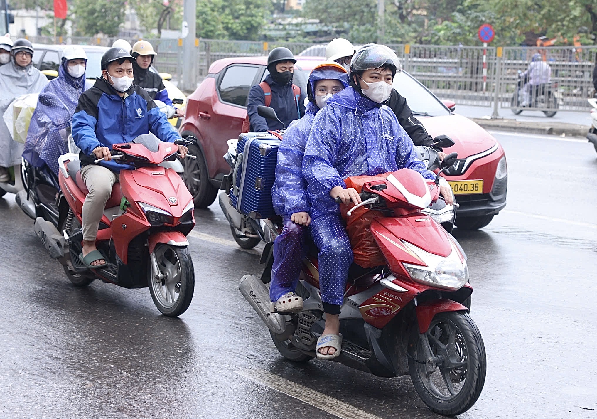 D&ograve;ng người đội mưa trở lại H&agrave; Nội, cửa ng&otilde; Thủ đ&ocirc; đ&ocirc;ng nghẹt chiều cuối nghỉ Tết- Ảnh 13.