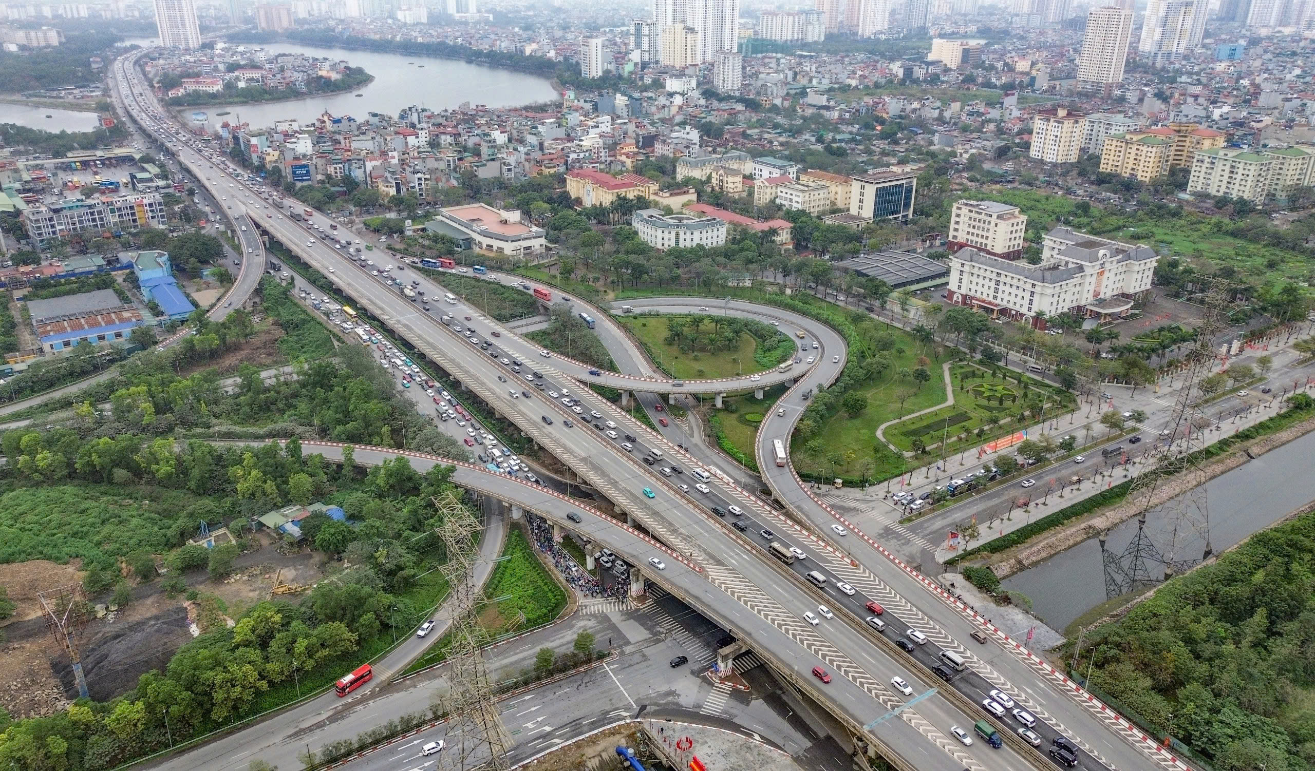 D&ograve;ng người đội mưa trở lại H&agrave; Nội, cửa ng&otilde; Thủ đ&ocirc; đ&ocirc;ng nghẹt chiều cuối nghỉ Tết- Ảnh 2.