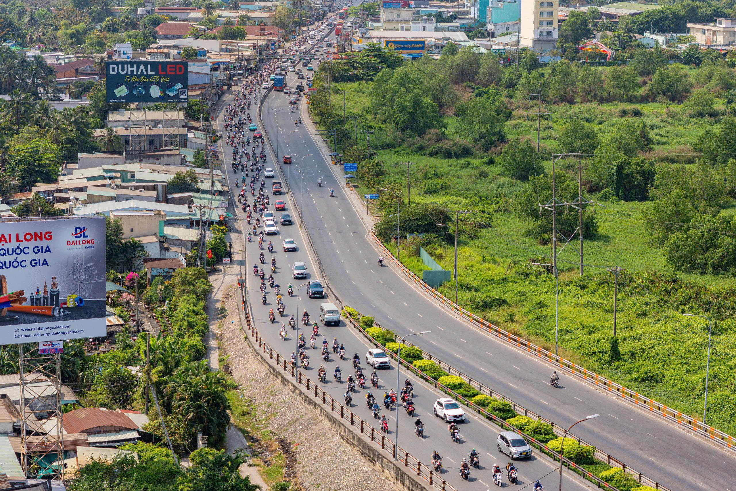 Ngày cuối nghỉ Tết, giao thông TP.HCM căng thẳng, nhiều nơi kẹt xe kéo dài- Ảnh 2. Ngày cuối nghỉ Tết, giao thông TP.HCM căng thẳng, nhiều nơi kẹt xe kéo dài- Ảnh 2.
