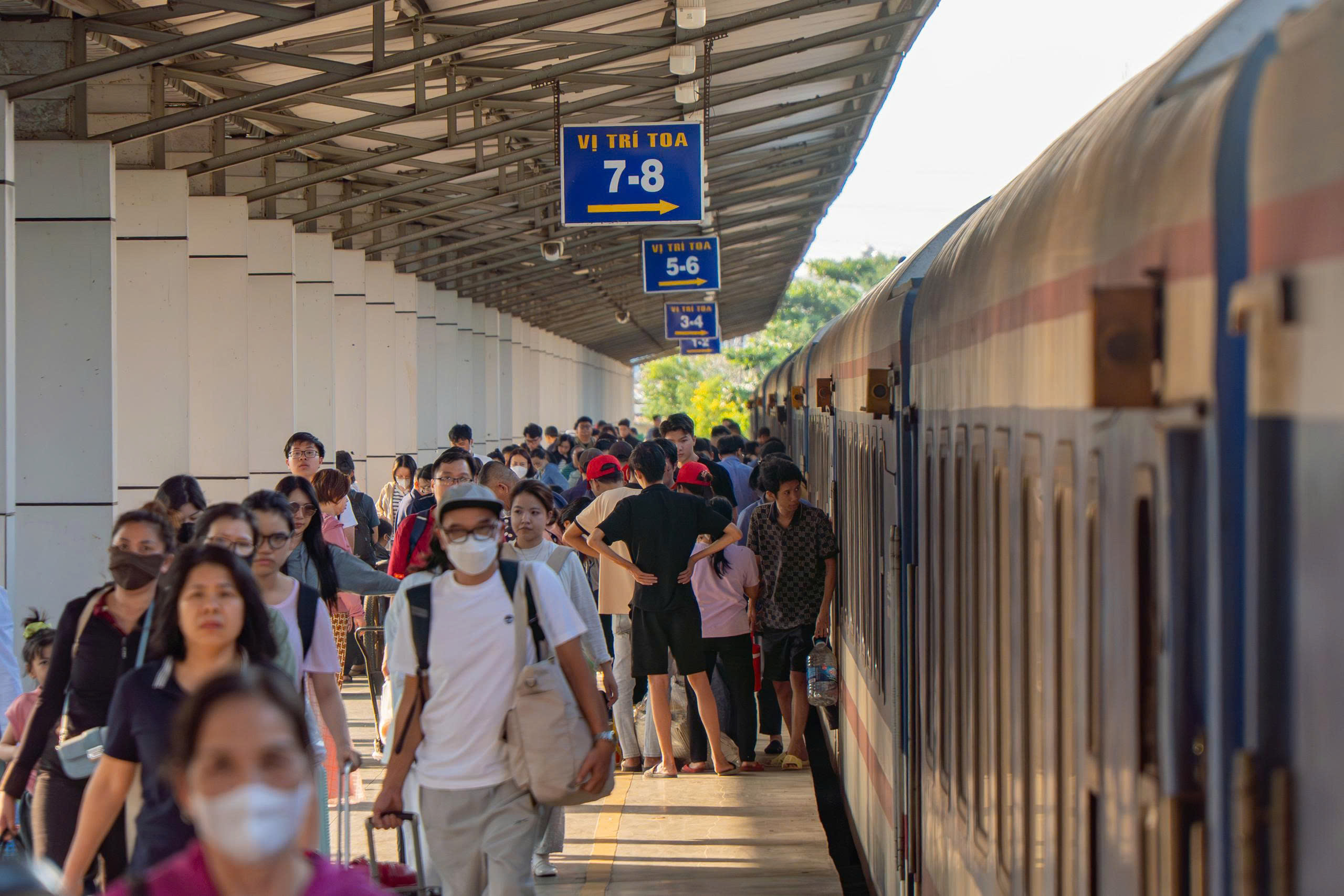 Ngày cuối nghỉ Tết, giao thông TP.HCM căng thẳng, nhiều nơi kẹt xe kéo dài- Ảnh 14. Ngày cuối nghỉ Tết, giao thông TP.HCM căng thẳng, nhiều nơi kẹt xe kéo dài- Ảnh 14.