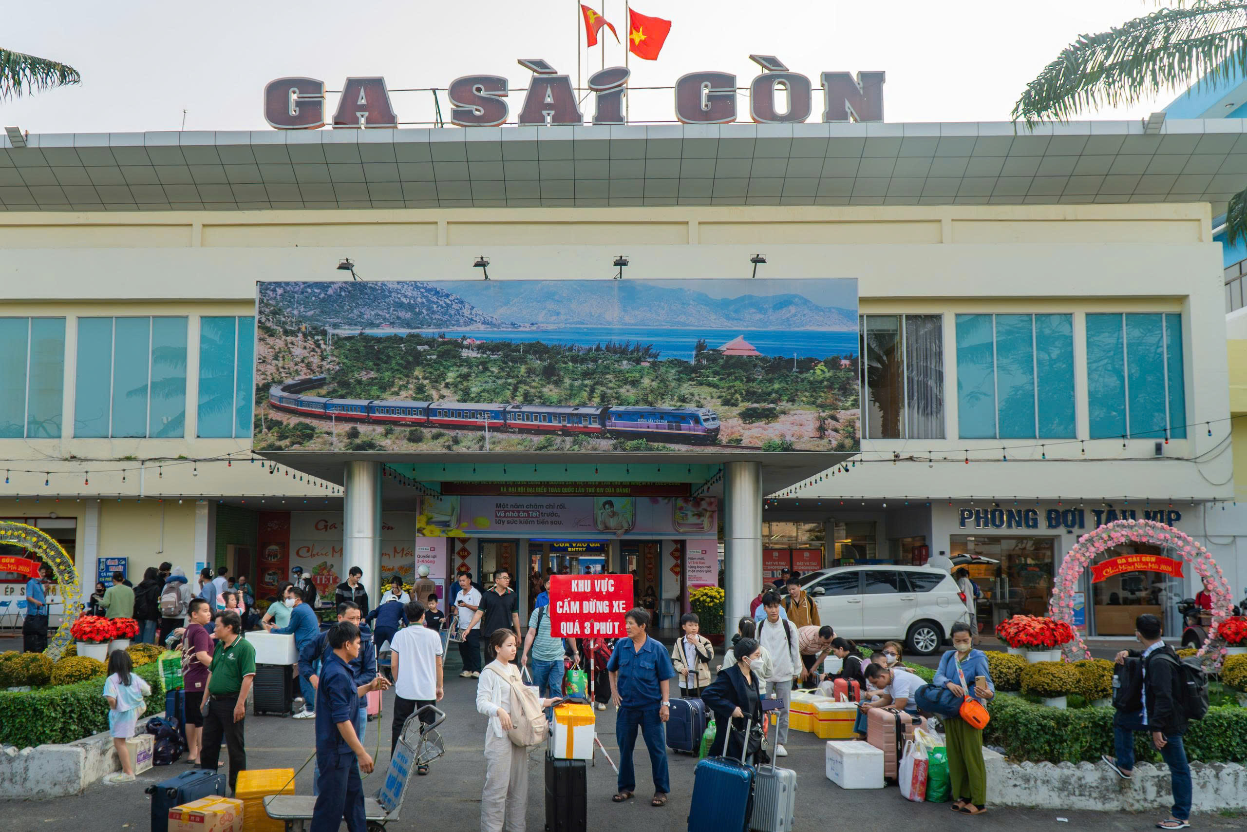 Ngày cuối nghỉ Tết, giao thông TP.HCM căng thẳng, nhiều nơi kẹt xe kéo dài- Ảnh 11. Ngày cuối nghỉ Tết, giao thông TP.HCM căng thẳng, nhiều nơi kẹt xe kéo dài- Ảnh 11.