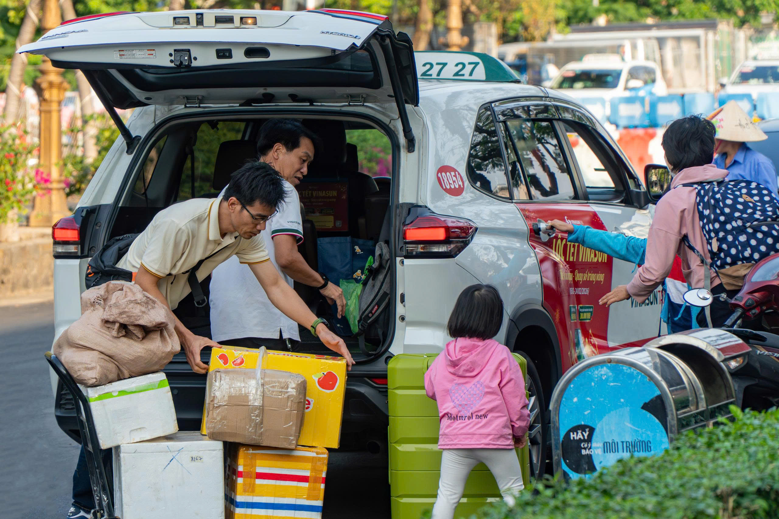 Ngày cuối nghỉ Tết, giao thông TP.HCM căng thẳng, nhiều nơi kẹt xe kéo dài- Ảnh 12. Ngày cuối nghỉ Tết, giao thông TP.HCM căng thẳng, nhiều nơi kẹt xe kéo dài- Ảnh 12.