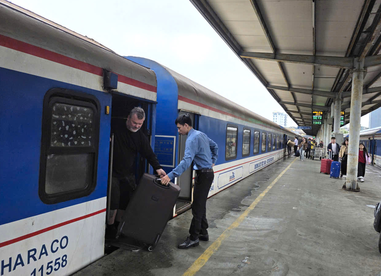 Hàng chục nghìn người trở lại Hà Nội sau Tết, ga tàu nhộn nhịp suốt ngày đêm- Ảnh 2. Hàng chục nghìn người trở lại Hà Nội sau Tết, ga tàu nhộn nhịp suốt ngày đêm- Ảnh 2.