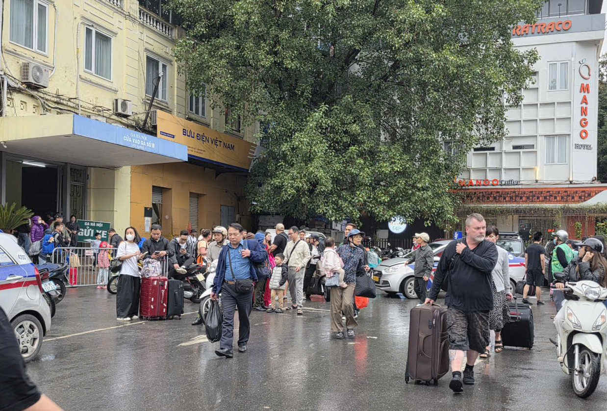 Hàng chục nghìn người trở lại Hà Nội sau Tết, ga tàu nhộn nhịp suốt ngày đêm- Ảnh 10. Hàng chục nghìn người trở lại Hà Nội sau Tết, ga tàu nhộn nhịp suốt ngày đêm- Ảnh 10.