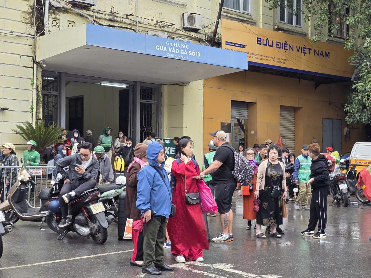 Hàng chục nghìn người trở lại Hà Nội sau Tết, ga tàu nhộn nhịp suốt ngày đêm- Ảnh 14. Hàng chục nghìn người trở lại Hà Nội sau Tết, ga tàu nhộn nhịp suốt ngày đêm- Ảnh 14.