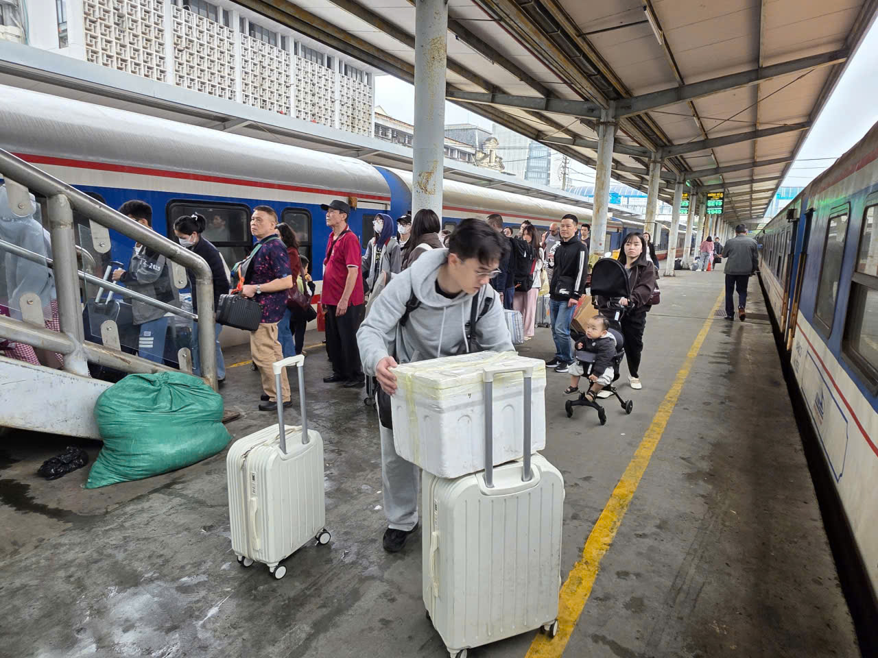 Hàng chục nghìn người trở lại Hà Nội sau Tết, ga tàu nhộn nhịp suốt ngày đêm- Ảnh 5. Hàng chục nghìn người trở lại Hà Nội sau Tết, ga tàu nhộn nhịp suốt ngày đêm- Ảnh 5.