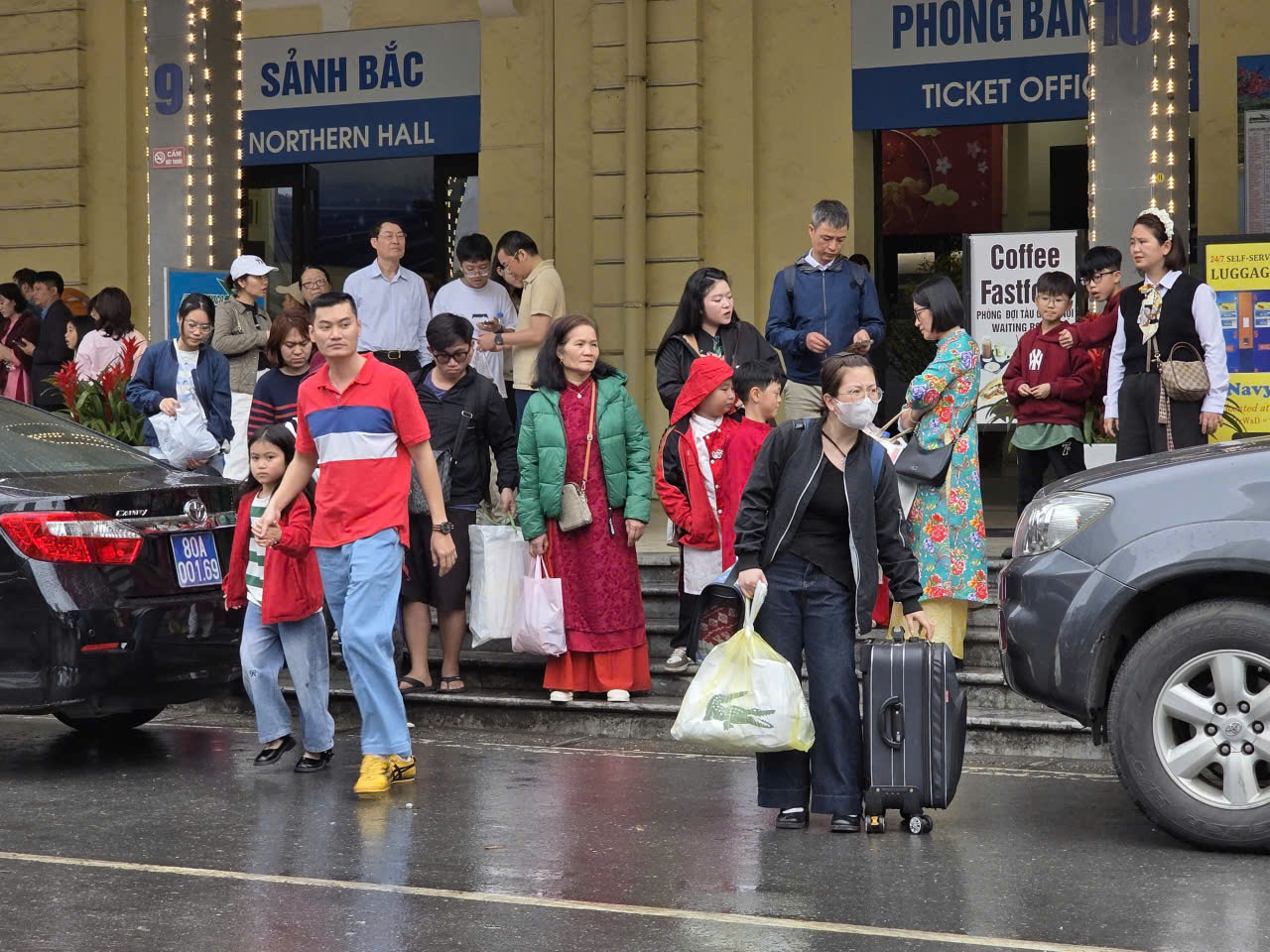 Hàng chục nghìn người trở lại Hà Nội sau Tết, ga tàu nhộn nhịp suốt ngày đêm- Ảnh 13. Hàng chục nghìn người trở lại Hà Nội sau Tết, ga tàu nhộn nhịp suốt ngày đêm- Ảnh 13.