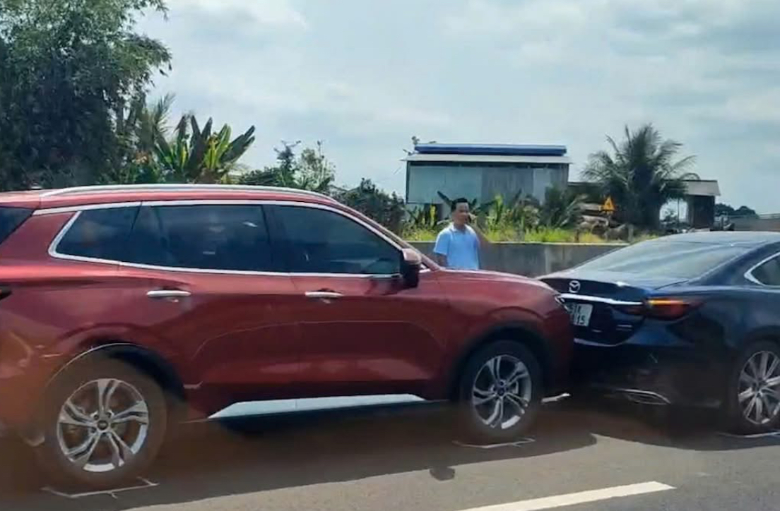 7 &ocirc; t&ocirc; va chạm li&ecirc;n ho&agrave;n tr&ecirc;n cao tốc Phan Thiết - Dầu Gi&acirc;y g&acirc;y &ugrave;n tắc k&eacute;o d&agrave;i- Ảnh 1.